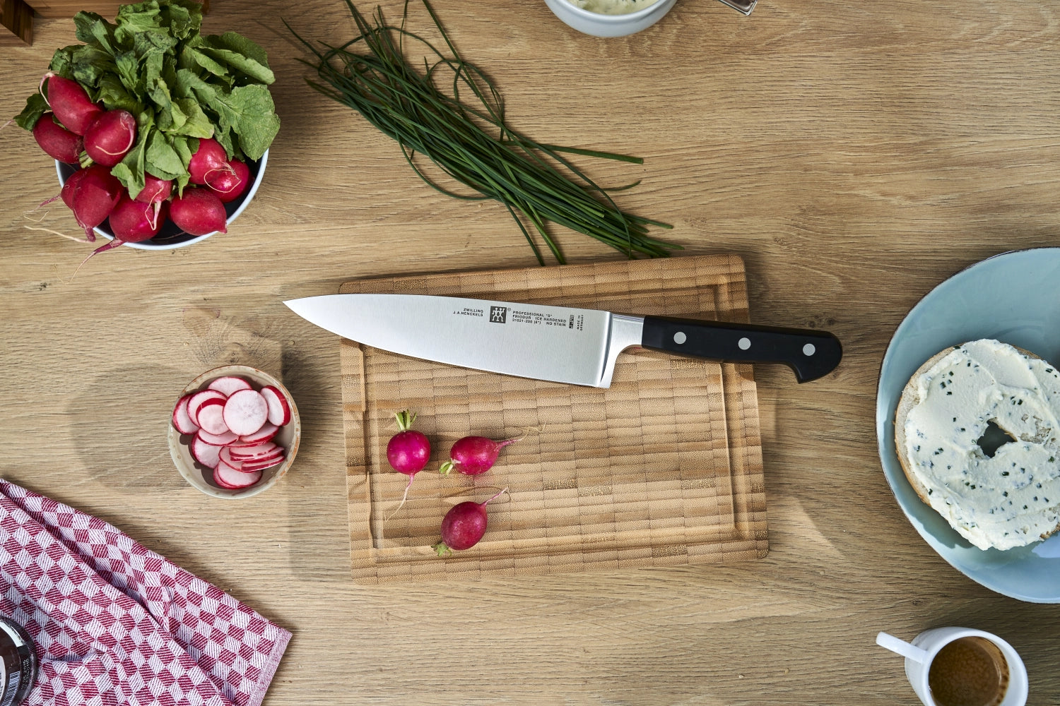 Elegantes 3-teiliges Messerset "S" von Zwilling Kitchen, perfekt für präzises Schneiden und Zubereiten in jeder Küche.