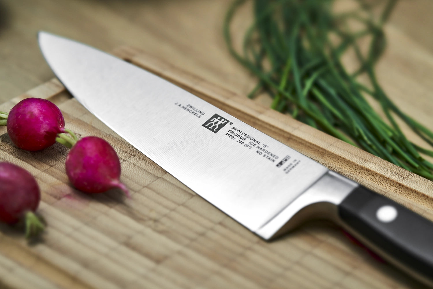 Erleben Sie das Professional "S" Messerset von Zwilling Kitchen: 3 hochwertige Messer für präzises Schneiden, gefertigt aus rostfreiem Spezialstahl.