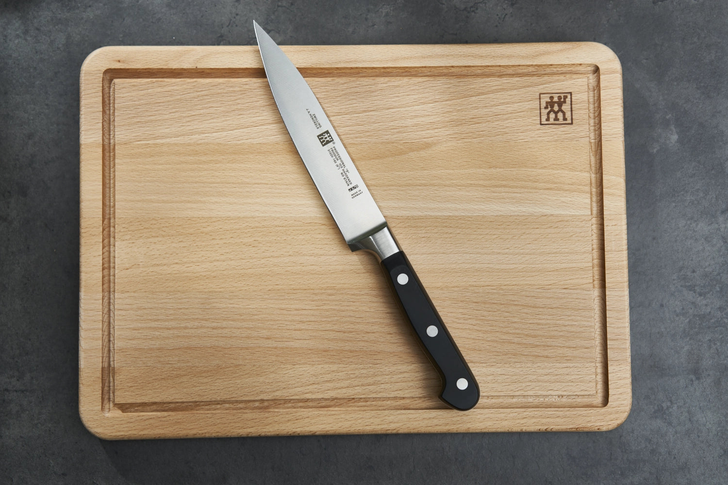 Erleben Sie das Professional "S" Messerset von Zwilling Kitchen: 3 hochwertige Messer für präzises Schneiden, gefertigt aus rostfreiem Spezialstahl.