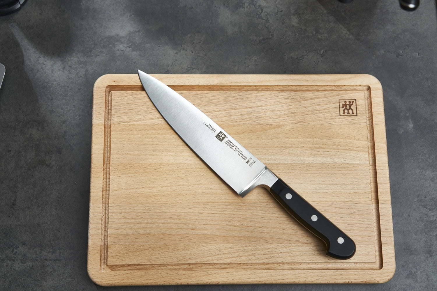 Elegantes 3-teiliges Messerset "S" von Zwilling Kitchen, ideal für präzises Schneiden und Zubereiten in der modernen Küche.