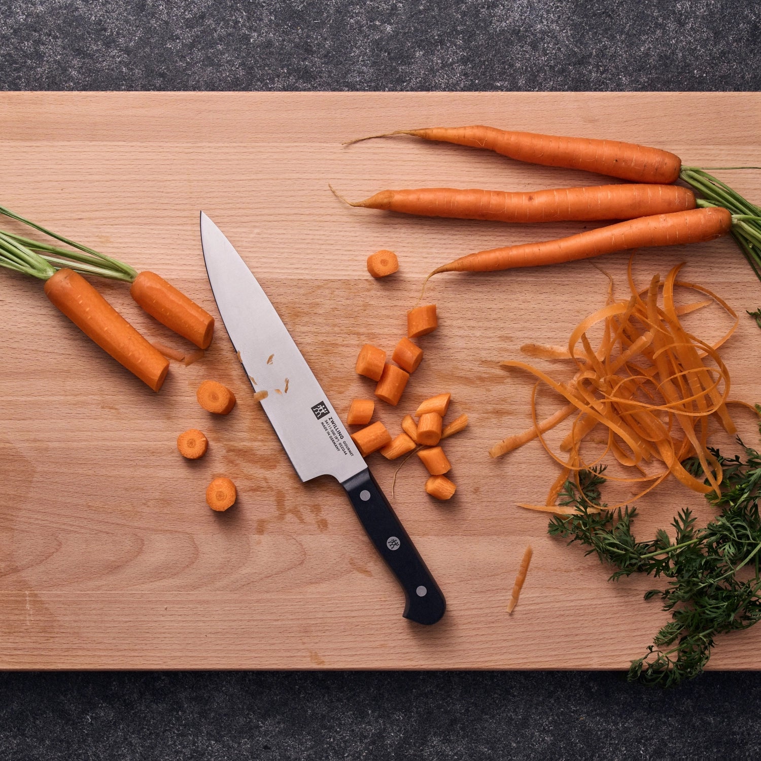 Elegantes ZWILLING Gourmet Kochmesser mit 200 mm Klinge, perfekt für präzise Schnitte und vielseitige Küchenanwendungen.