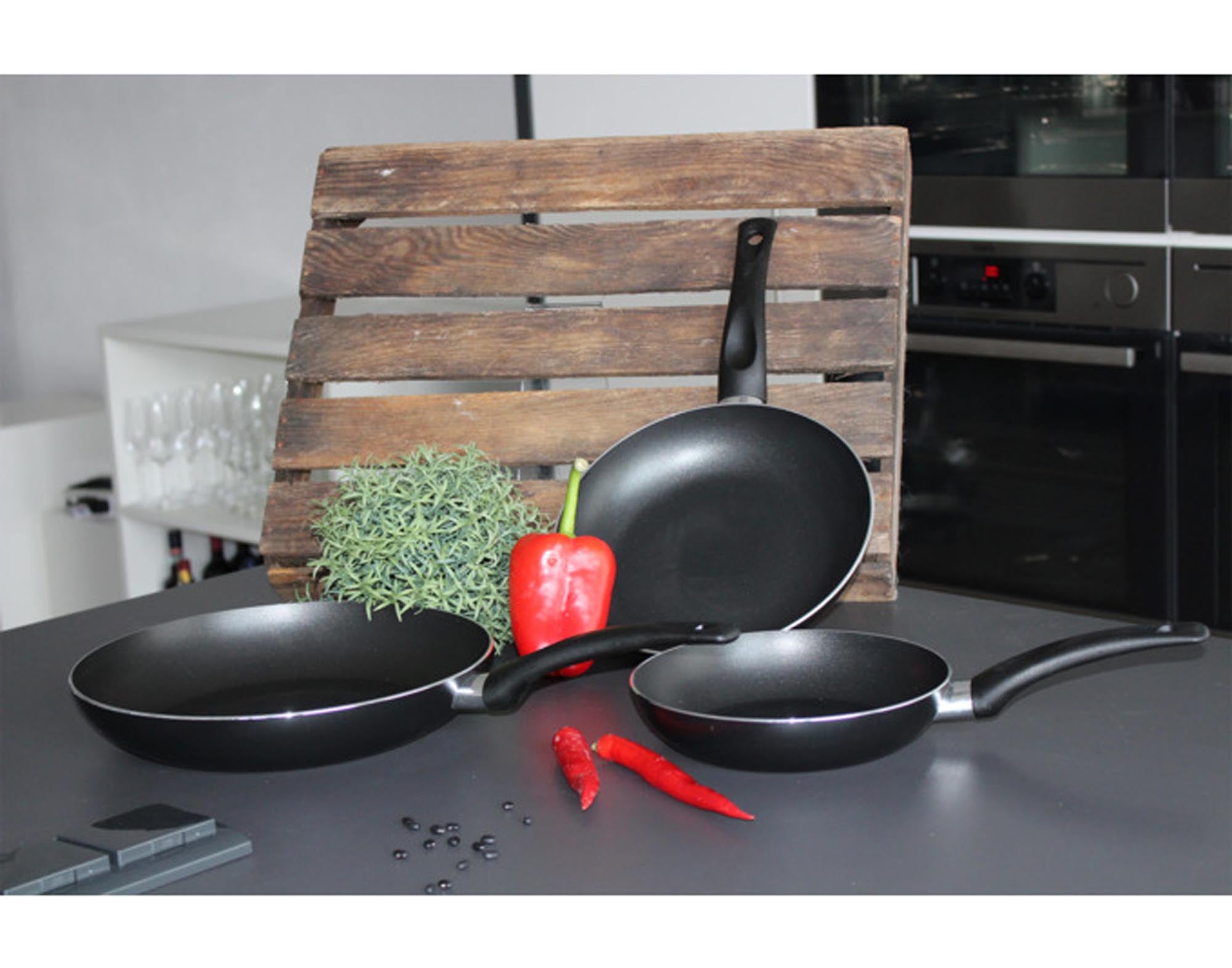 Das 3-teilige Bratpfannen-Set von ELO BASIC bietet hochwertige Antihaftbeschichtung, gleichmässige Wärmeverteilung und ergonomische Griffe für perfekte Kochergebnisse.