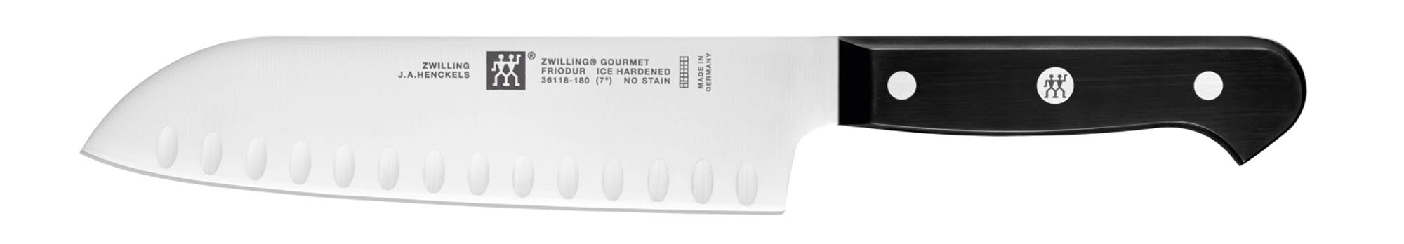 Entdecken Sie das ZWILLING Gourmet Santokumesser mit Kullen (180 mm) – ideal für präzise Schnitte von Fleisch, Fisch und Gemüse. Ergonomisches Design, FRIODUR Klinge.
