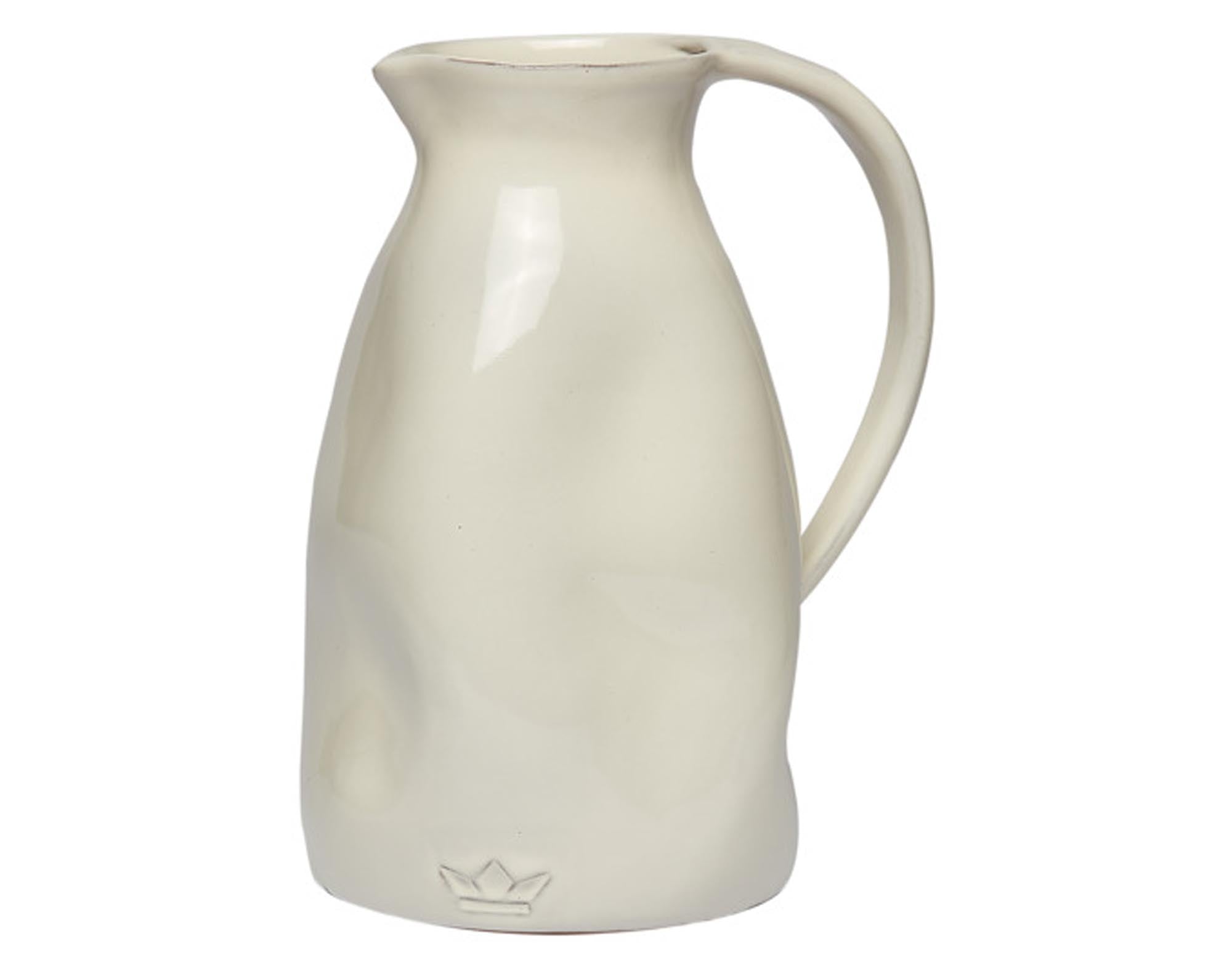 Entdecken Sie den DUTCHDELUXES Krug in Weiß (Ø 13,5 cm, 24 cm hoch) – ein stilvolles, funktionales Accessoire für Ihre Küche. Hochwertige Keramik, hervorragende Isolierung, zeitloses Design und ideal für jeden Anlass. Perfekt für heiße und kalte Getränke!