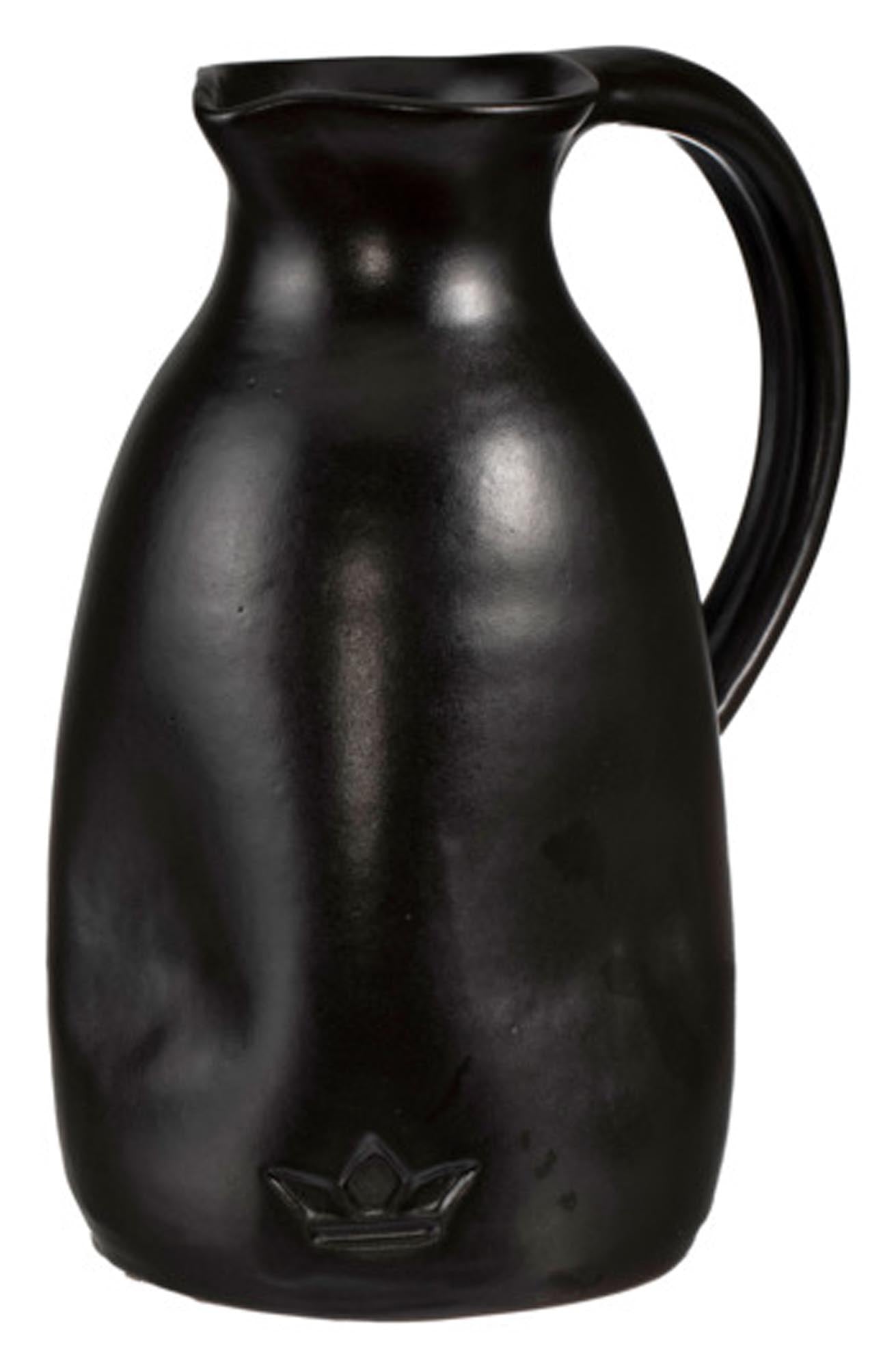 Entdecken Sie den eleganten DUTCHDELUXES Krug in schwarz matt (ø 11x20 cm) – stilvolles Design, hochwertige Keramik, pflegeleicht und ideal für jeden Anlass.