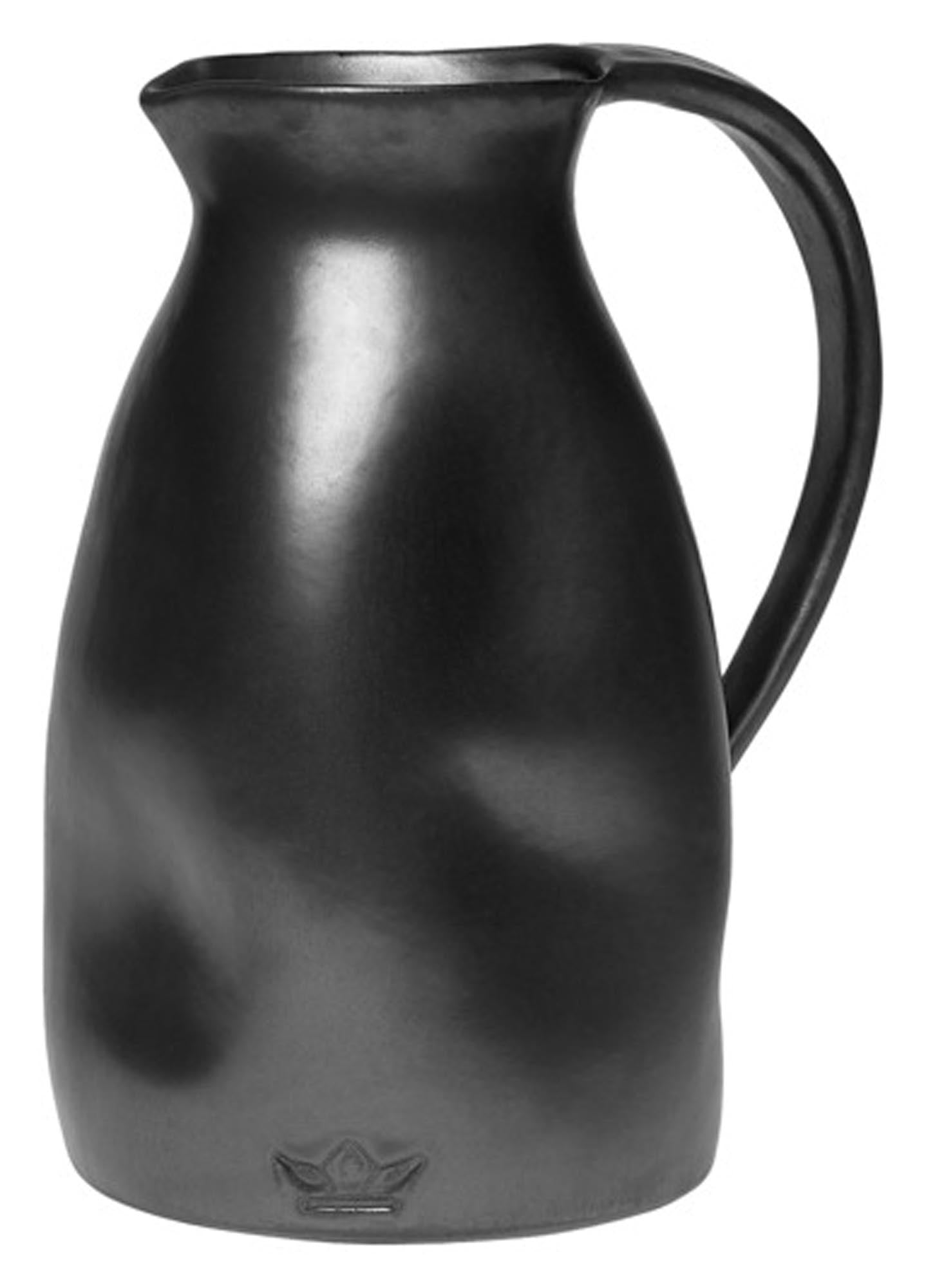 Entdecken Sie den DUTCHDELUXES Krug in schwarz matt (ø 13,5x24 cm) – stilvolles Design, hochwertige Keramik, perfekte Isolierung für heiße und kalte Getränke.