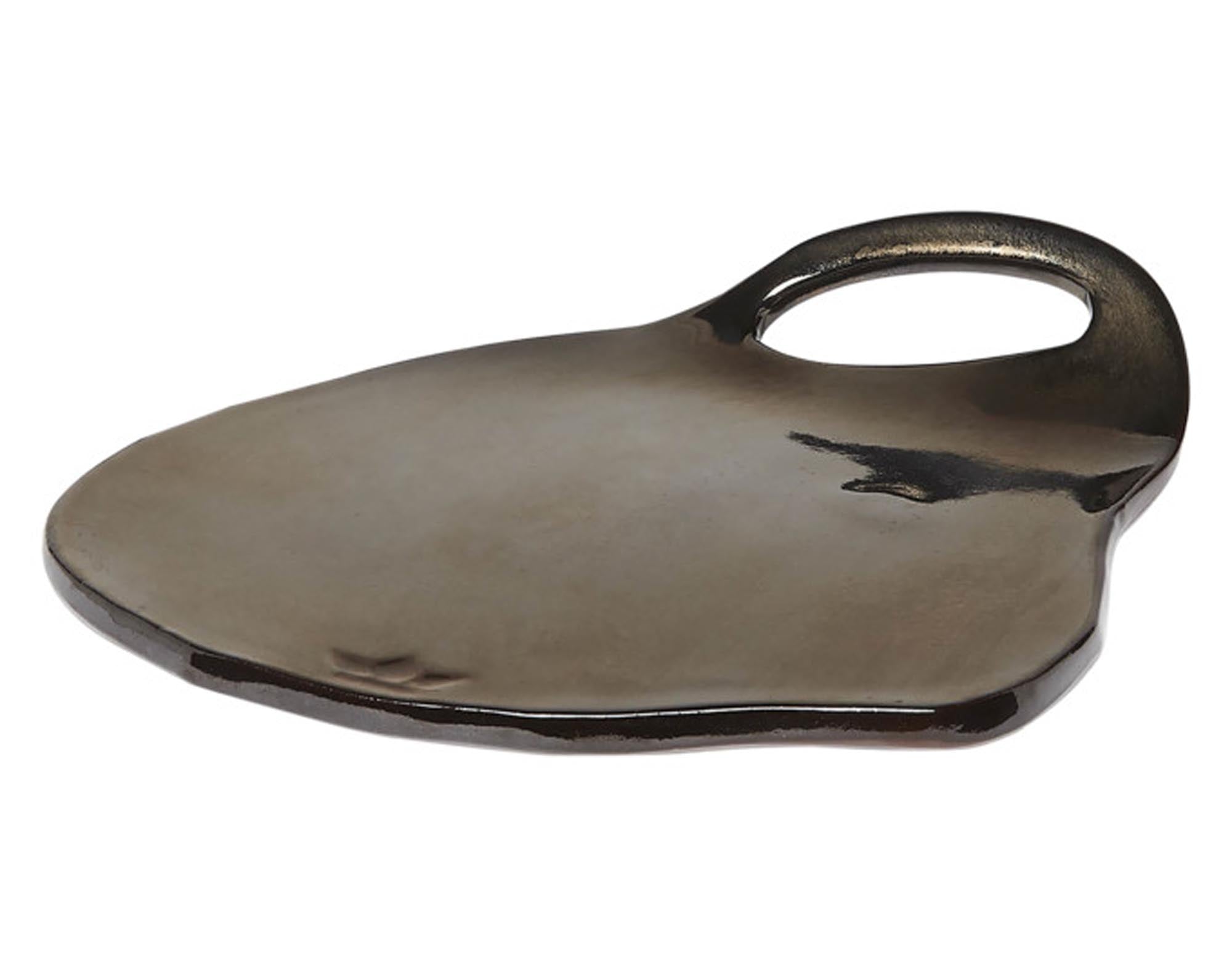 Entdecken Sie die elegante DUTCHDELUXES Platte Lola (28x23,5 cm) aus hochwertiger Keramik. Ideal für Snacks, Obst und Dekoration. Pflegeleicht und stilvoll!