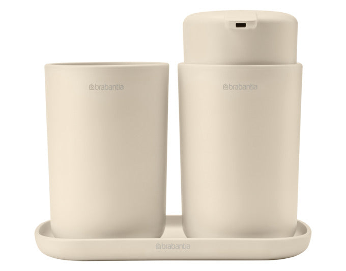Elegantes 3-teiliges Badset von BRABANTIA: Seifenspender, Zahnputzbecher, Toilettenbürstenhalter aus recyceltem Kunststoff.