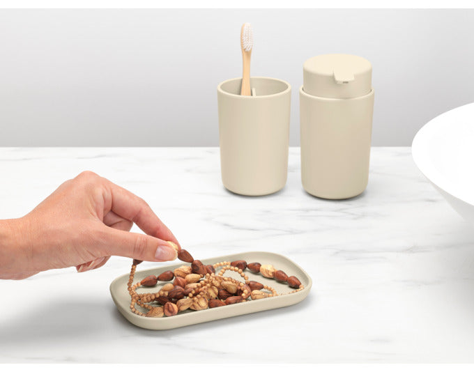 Vervollständigen Sie Ihr Badezimmer mit dem stilvollen 3-teiligen Bad Accessoires Set ReNew von BRABANTIA in soft beige. Praktisch und elegant!