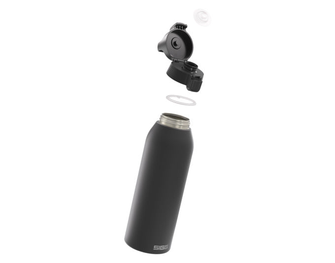 Entdecken Sie die SIGG Trinkflasche Bottle Shield One Black 1.5 l: Robuster Edelstahl, hygienisch, nachhaltig und perfekt für Sport und Alltag.
