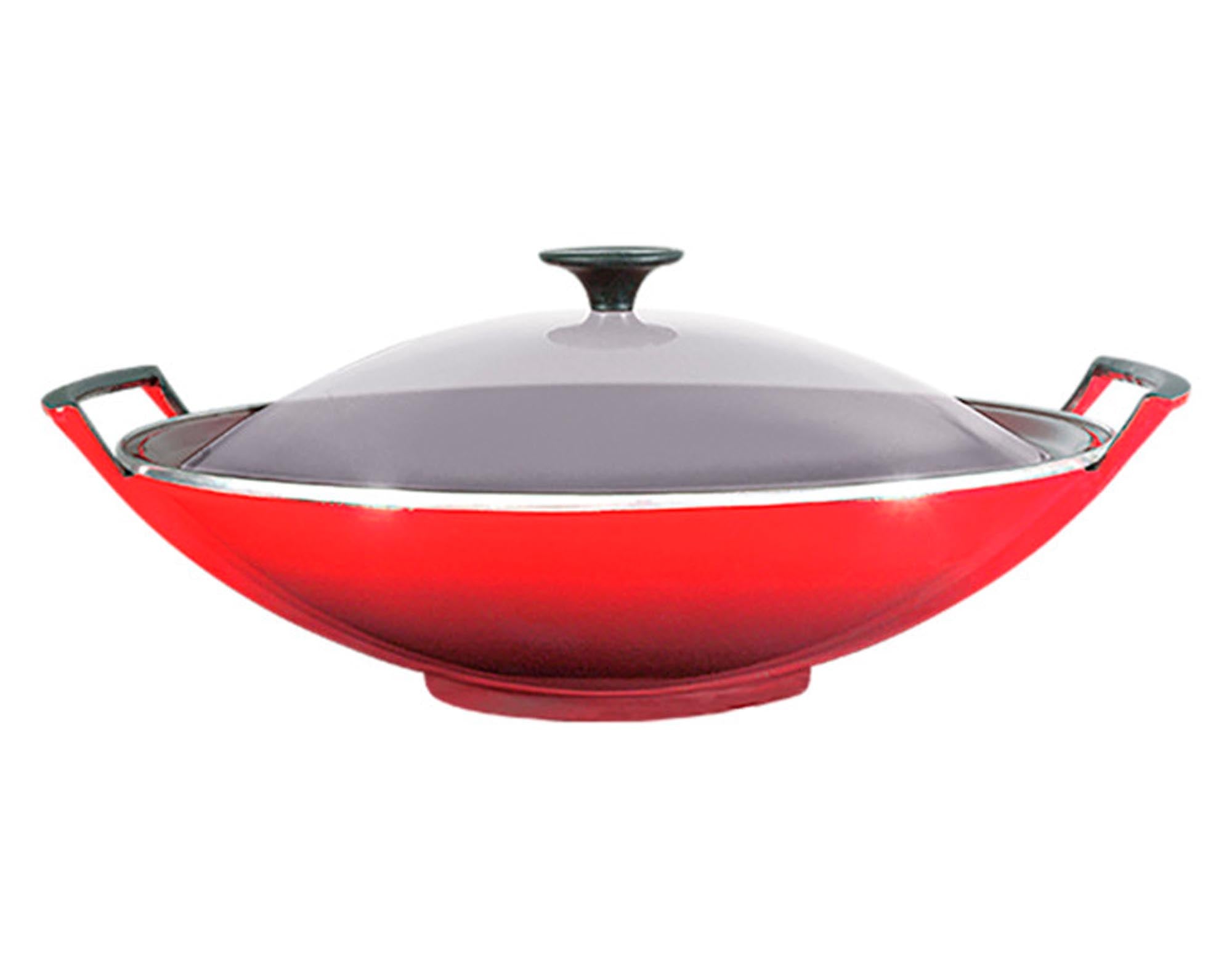Entdecken Sie den LE CREUSET Wok mit Glasdeckel (ø 36 cm) in kirschrot. Ideal für asiatische Küche, perfekte Wärmeleitung, vielseitig und leicht zu reinigen.