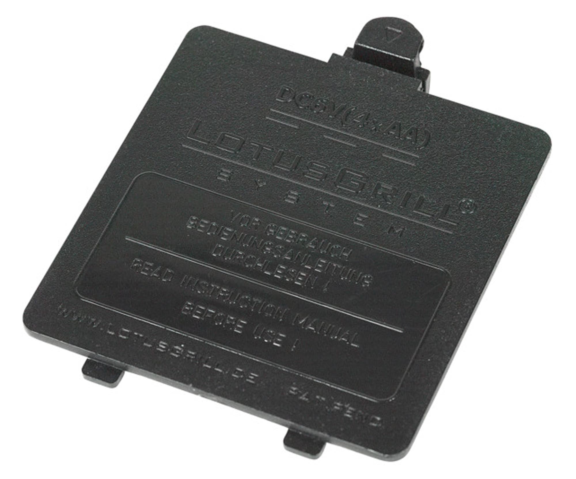 Der LOTUSGRILL Deckel für das Batteriefach schützt Ihre Batterien, sorgt für Sicherheit beim Grillen und passt perfekt zu Ihrem LOTUS GRILL.