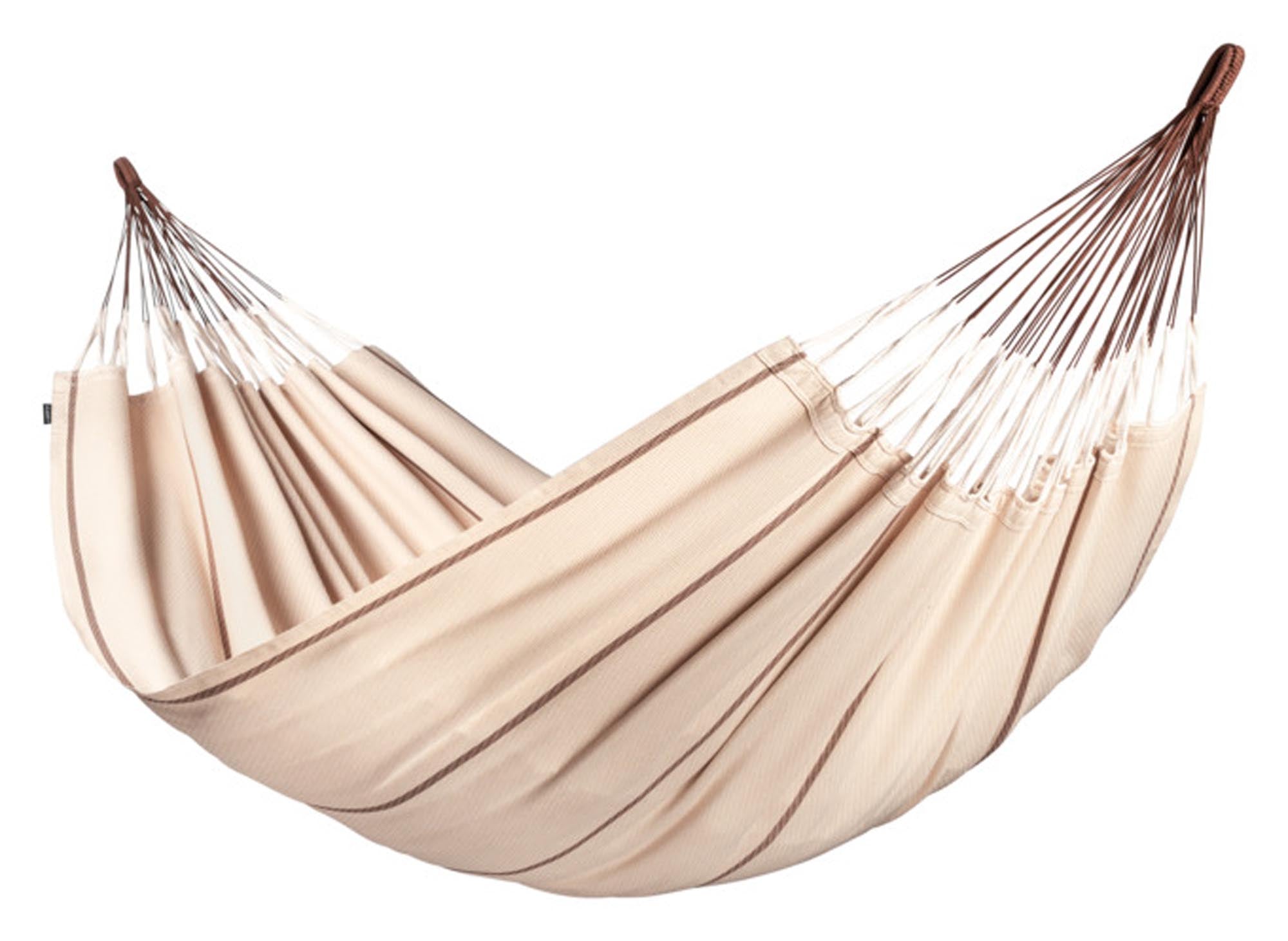 Genießen Sie entspannte Momente in der Hängematte Modesta 160x350 cm von LA SIESTA. Ideal für drinnen und draußen, aus 100% Baumwolle.