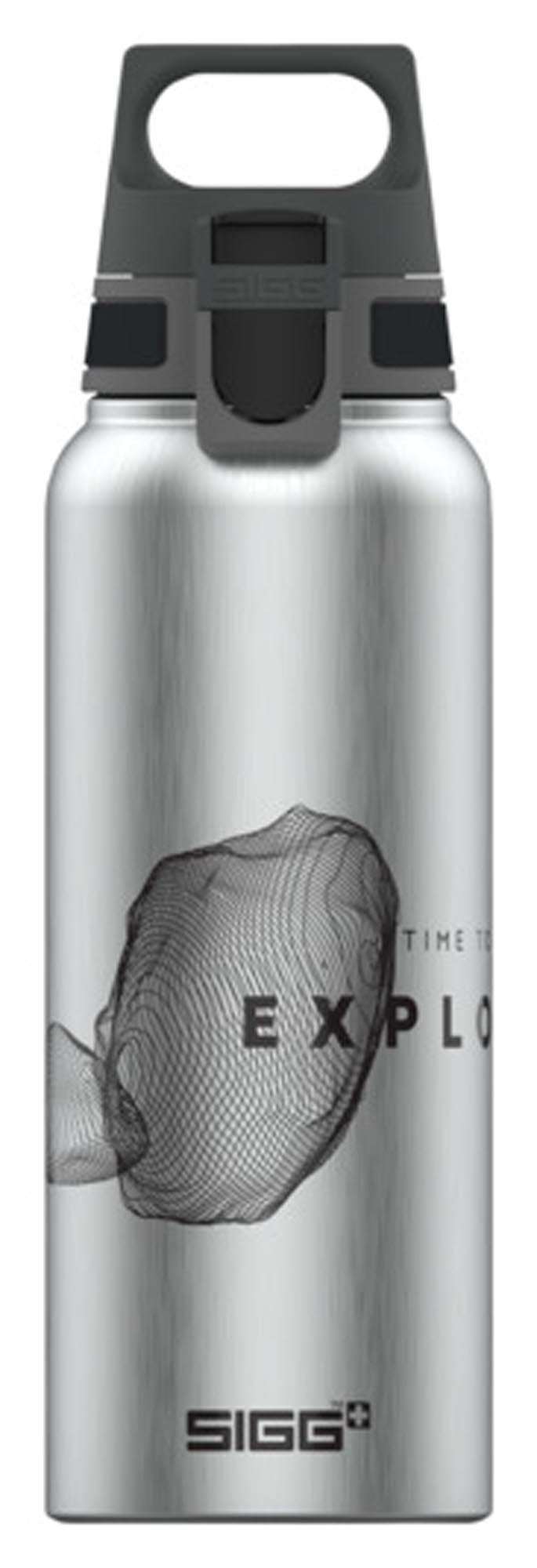 Entdecken Sie die SIGG Trinkflasche Bottle WMB Pathfinder 1 l – ideal für Abenteuer, aus leichtem Aluminium, BPA-frei, kratzfest und nachhaltig.