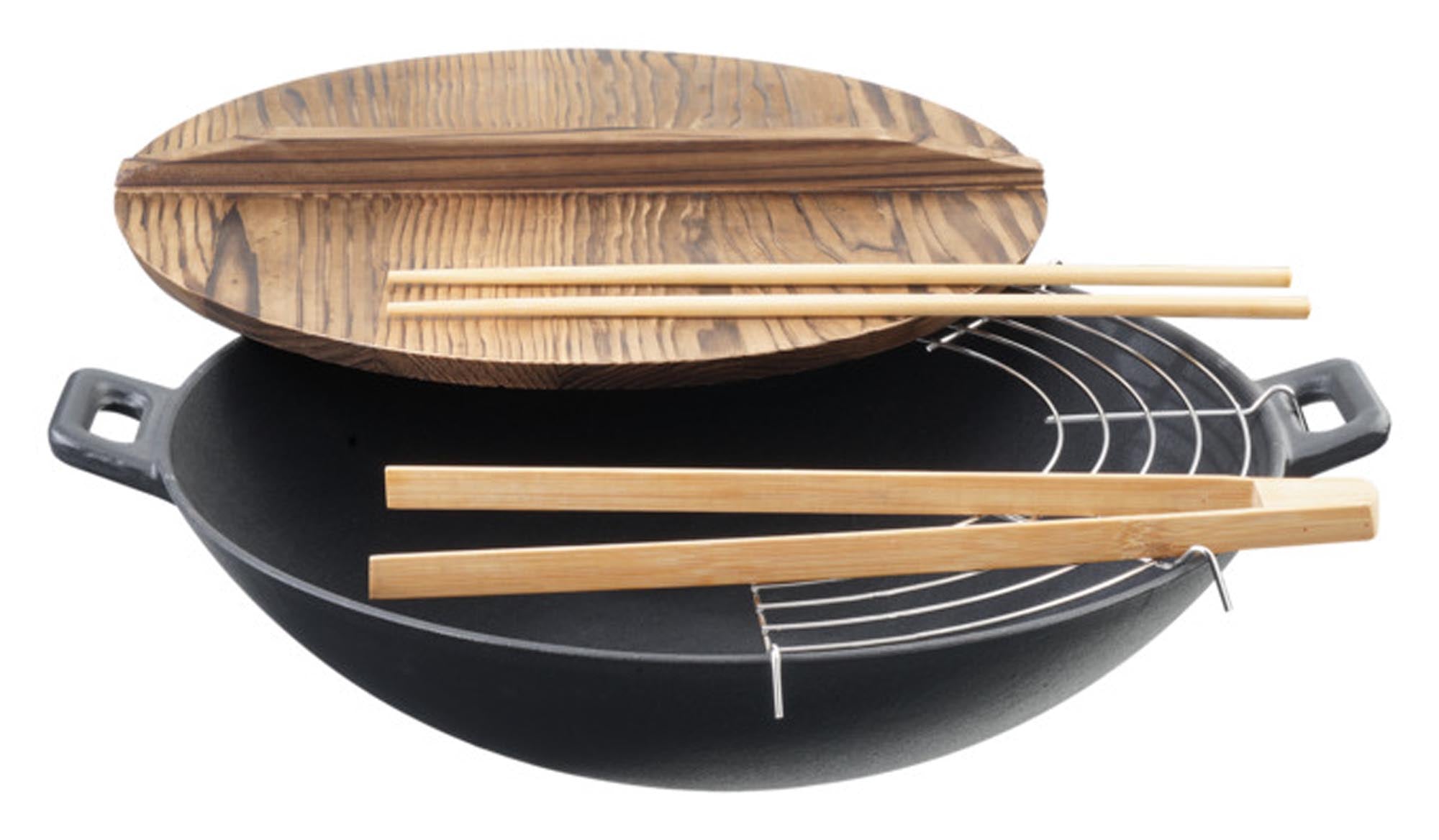Entdecken Sie den Wok aus Gusseisen mit Holzdeckel von EVA COLLECTION (ø 35 cm) – ideal für asiatische Küche, hervorragende Wärmeleitung, langlebig und vielseitig.