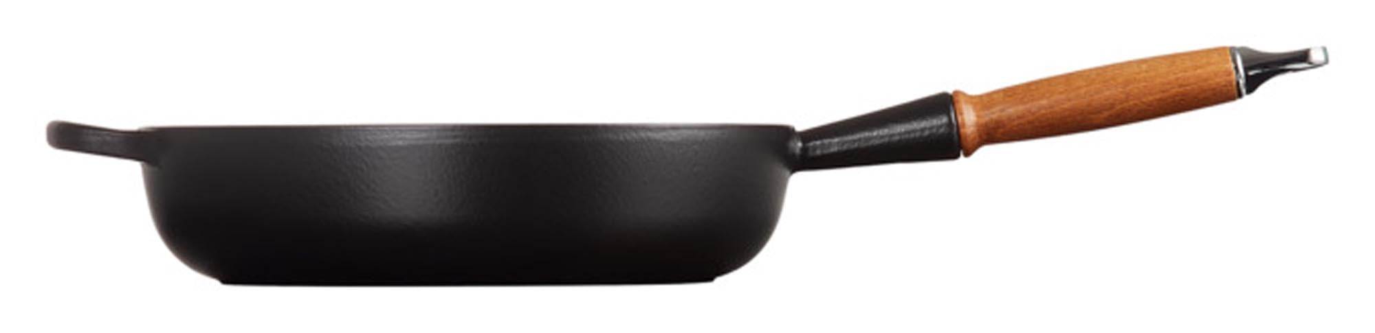 Die LE CREUSET Sauteuse ø 28 cm: Hochwertiges emailliertes Gusseisen, exzellente Wärmeleitung, pflegeleicht, für alle Herdarten geeignet.