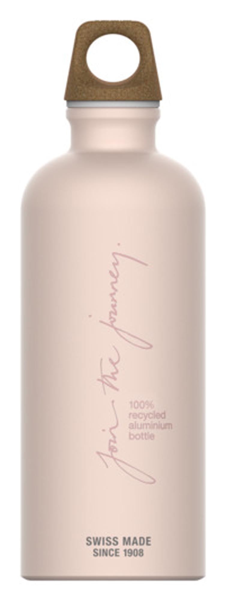 Entdecken Sie die SIGG Traveller Bottle MyPlanet Journey Plain 0.6 l – die perfekte, nachhaltige Trinkflasche für unterwegs, aus robustem Aluminium.