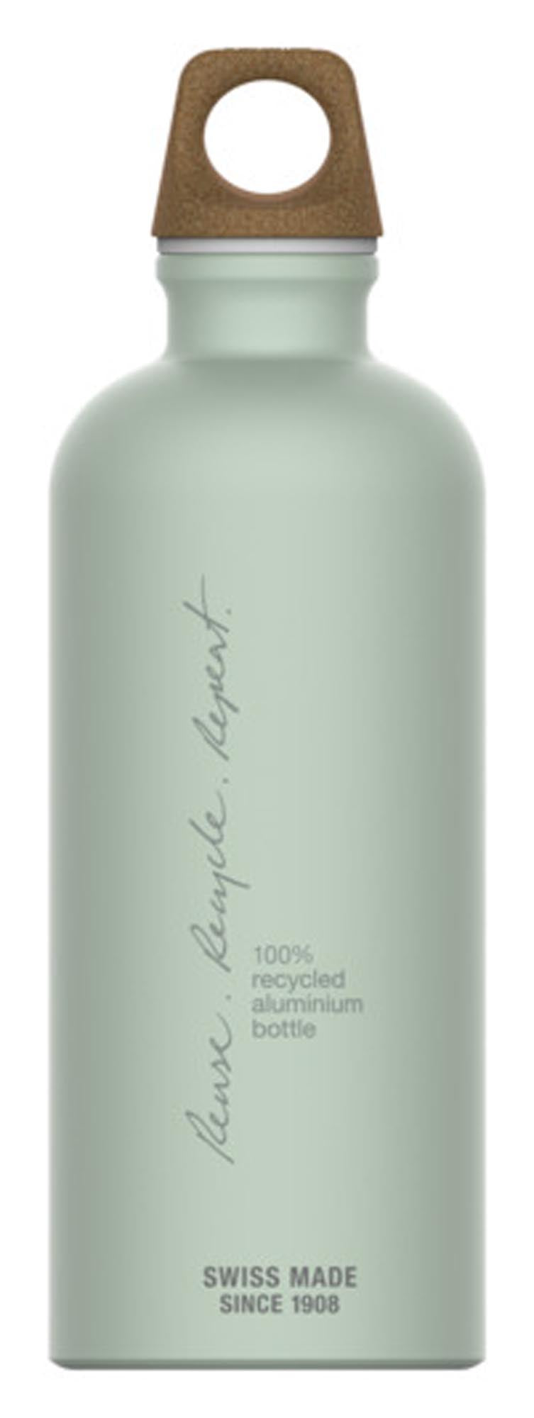 Leichte, BPA-freie 1L SIGG Aluminiumflasche: geschmacksneutral, auslaufsicher, ideal für Outdoor & nachhaltig.