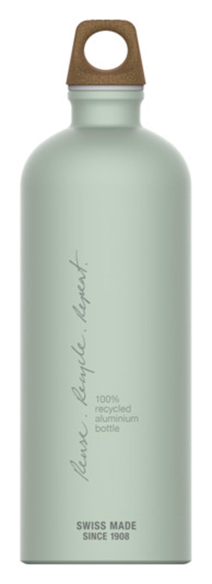 Entdecken Sie die SIGG Traveller Bottle MyPlanet Repeat Plain 1 l – die perfekte, nachhaltige Trinkflasche für Outdoor, Sport und Reisen. BPA-frei, geschmacksneutral und umweltfreundlich.