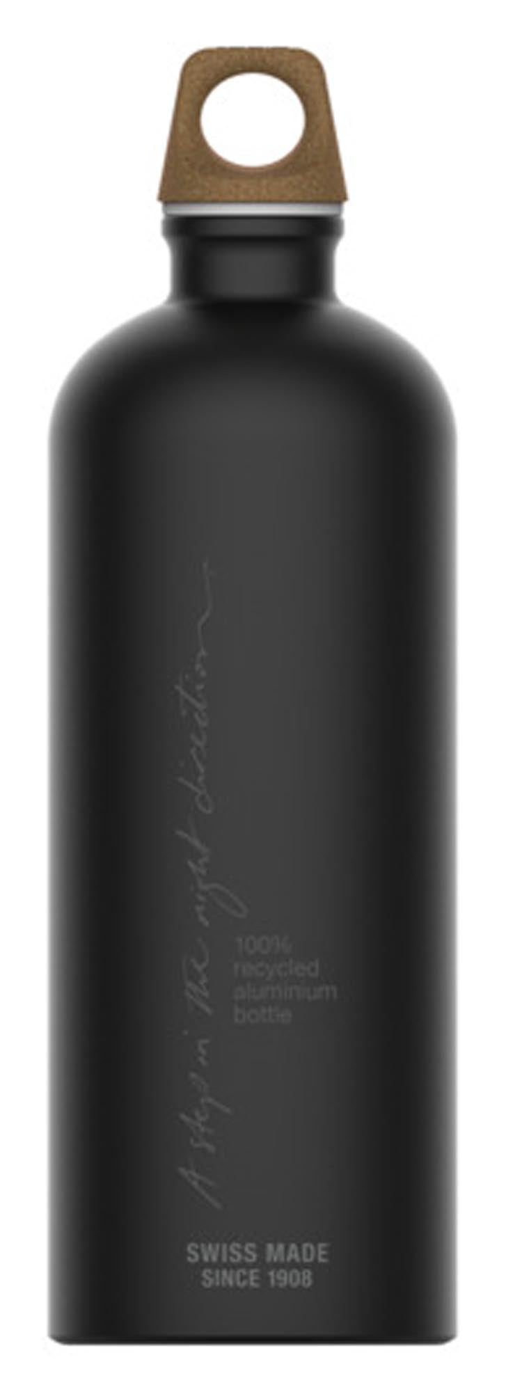 Entdecken Sie die SIGG Traveller Bottle MyPlanet Direction Plain 1 l – die umweltfreundliche Trinkflasche für aktive Lebensstile. BPA-frei, leicht und langlebig!