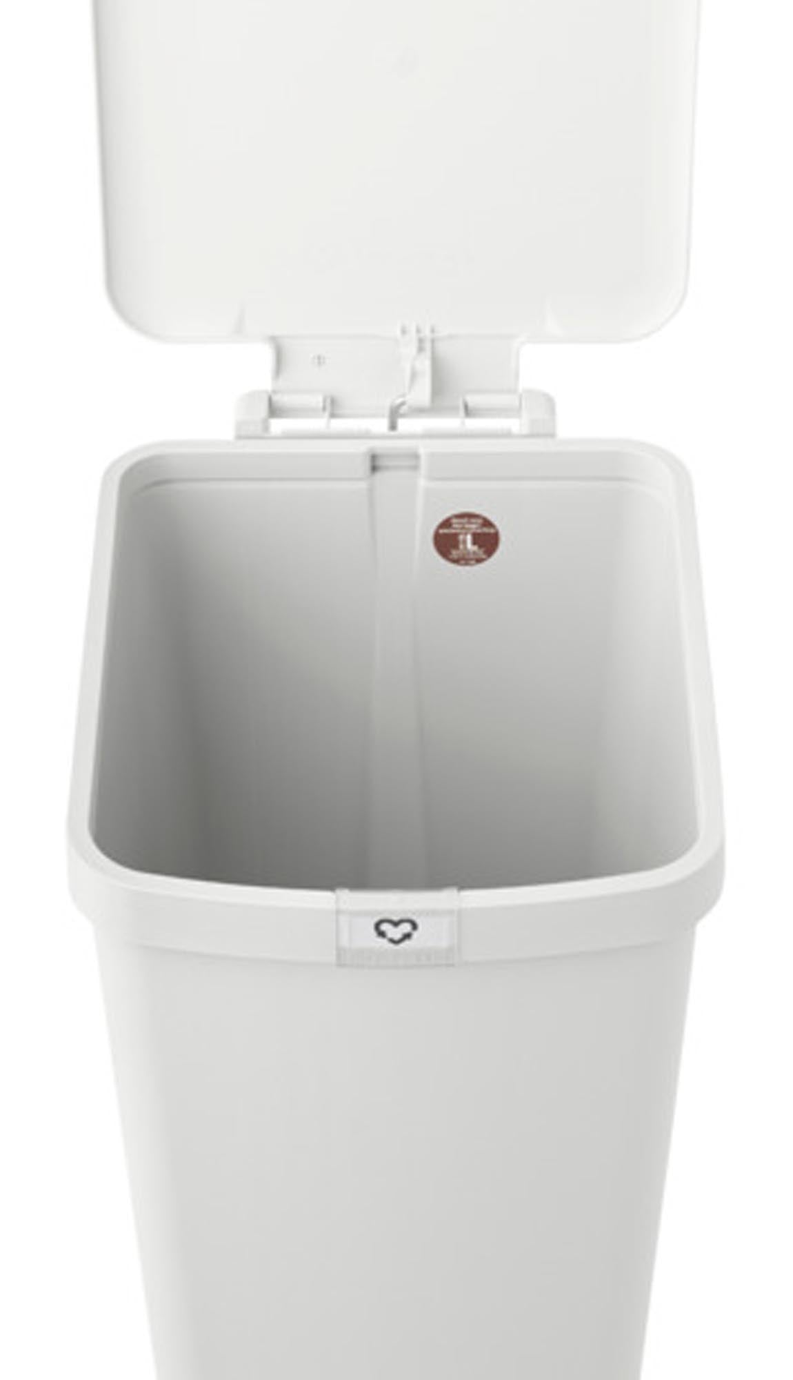 Entdecken Sie den BRABANTIA Treteimer StepUp in elegantem light grey mit 40 l Fassungsvermögen. Hochwertiger Edelstahl, hygienisches Fußpedal und modernes Design machen ihn zum idealen Mülleimer für Küche und Büro.