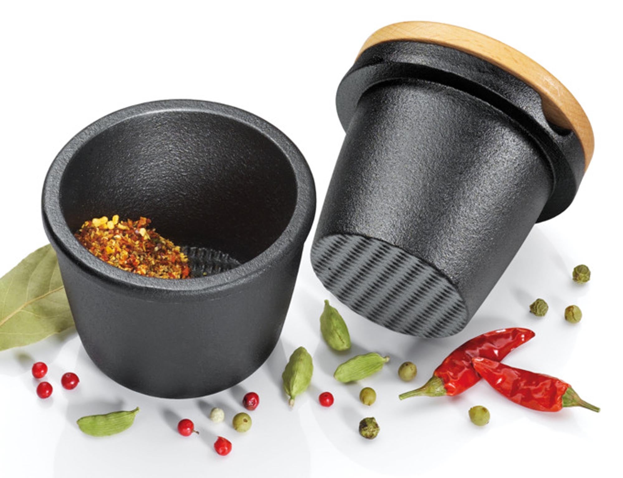 ZASSENHAUS Gewürzreibe ø 8 cm: Gusseisen, langlebig, handlich. Perfekt für frische Aromen und intensiven Geschmack.