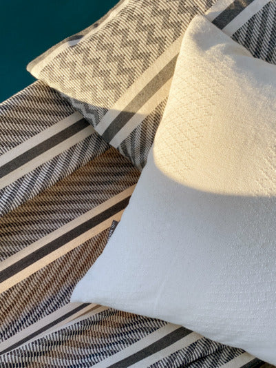 Kissen Carino Flamingo von LA SIESTA: Lebhaftes Flamingo-Design, 50x50 cm, strapazierfähige Materialien, ideal für drinnen und draußen, pflegeleicht und gemütlich.