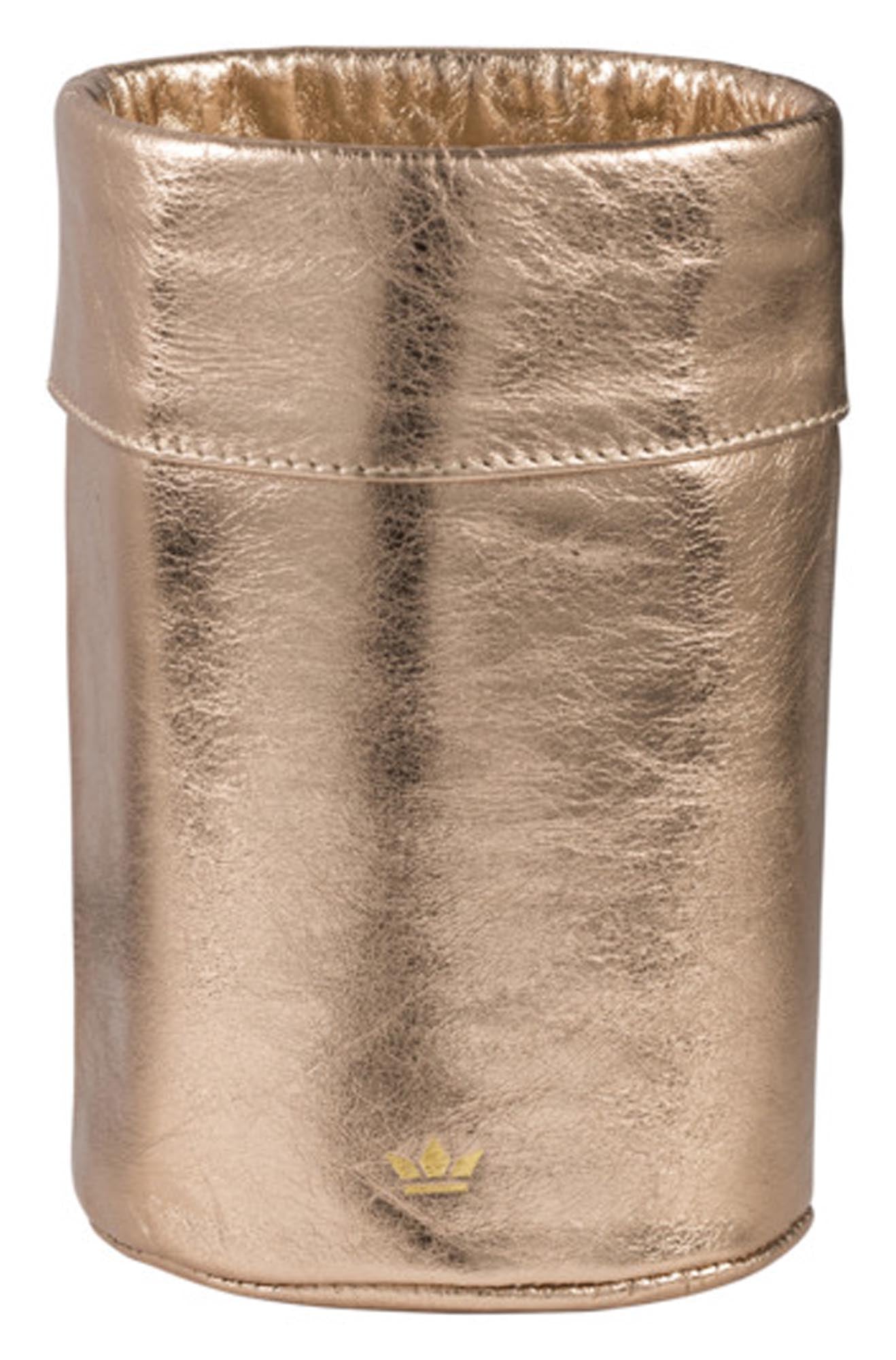 Entdecken Sie den eleganten DUTCHDELUXE Weinkühler aus Leder in Pearly Rose. Perfekt für Weinliebhaber, vereint er stilvolles Design mit Funktionalität.