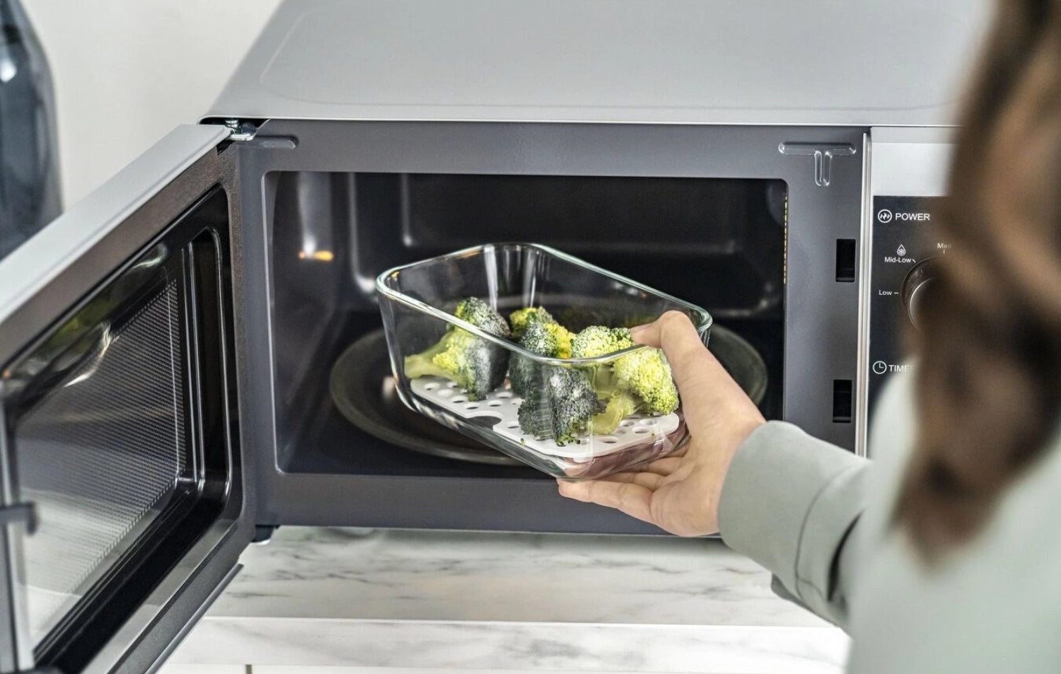 Halten Sie Ihre Lebensmittel länger frisch mit dem 2er Set Vakuum Zubehörset Abtrg Gitter M/L von Zwilling. Perfekt für nachhaltige Aufbewahrung.