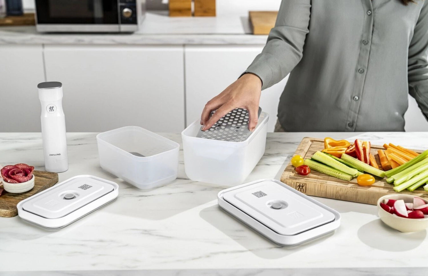 Entdecken Sie das 2er Set Vakuum Zubehörset Abtrg Gitter M/L von Zwilling. Ideal für frische Lebensmittel, langlebig und leicht zu reinigen.