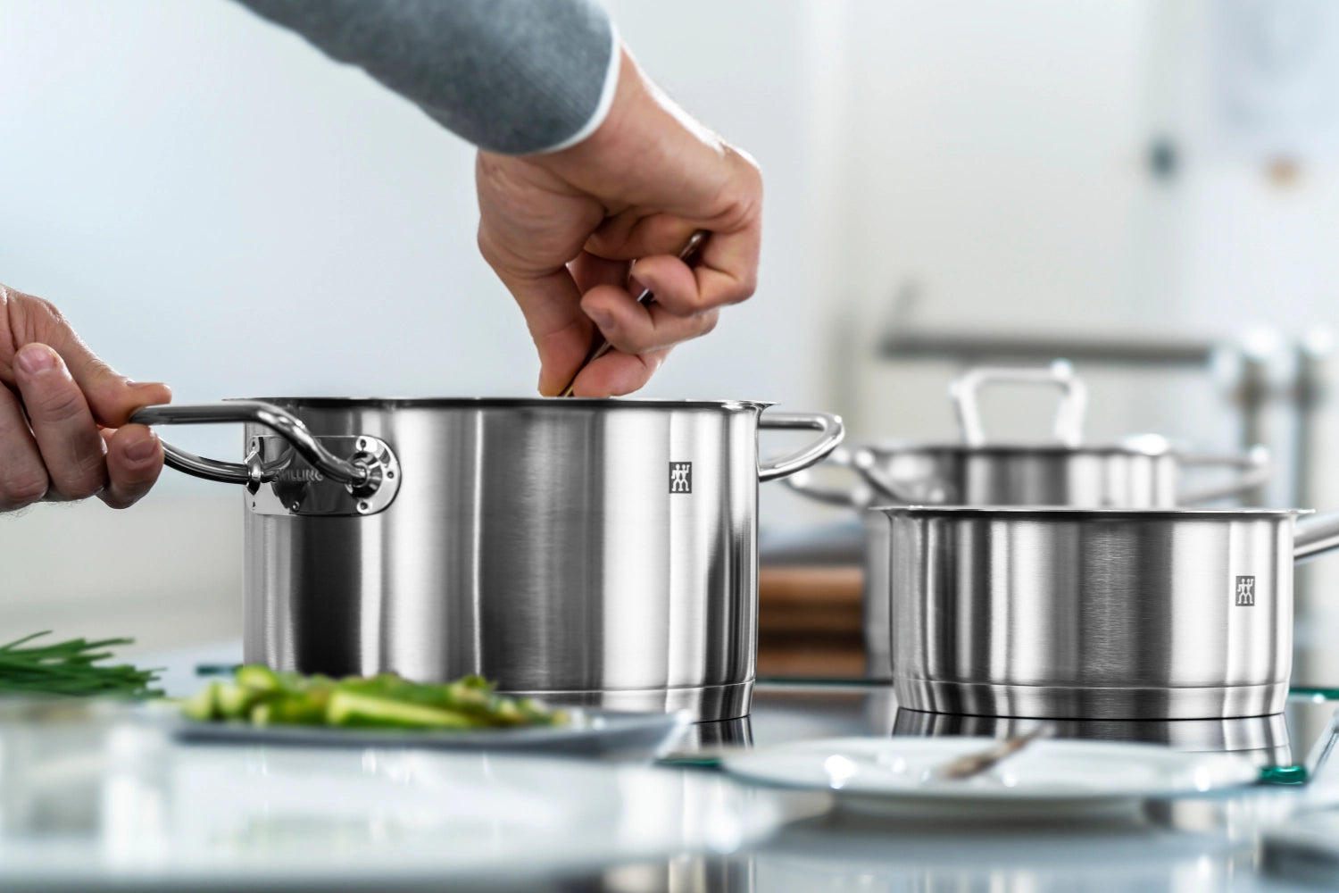 Entdecken Sie den 35 cm langen Zwilling Pro Servierlöffel aus hochwertigem Silikon. Perfekt für müheloses Servieren und vielseitig einsetzbar in Ihrer Küche!