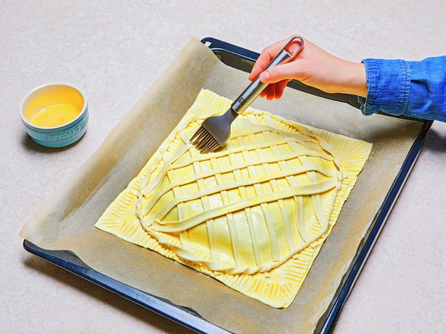 Der Zwilling Pro Backpinsel (24 cm) aus hochwertigem Silikon eignet sich perfekt zum gleichmäßigen Bestreichen und Verfeinern Ihrer Backkreationen.