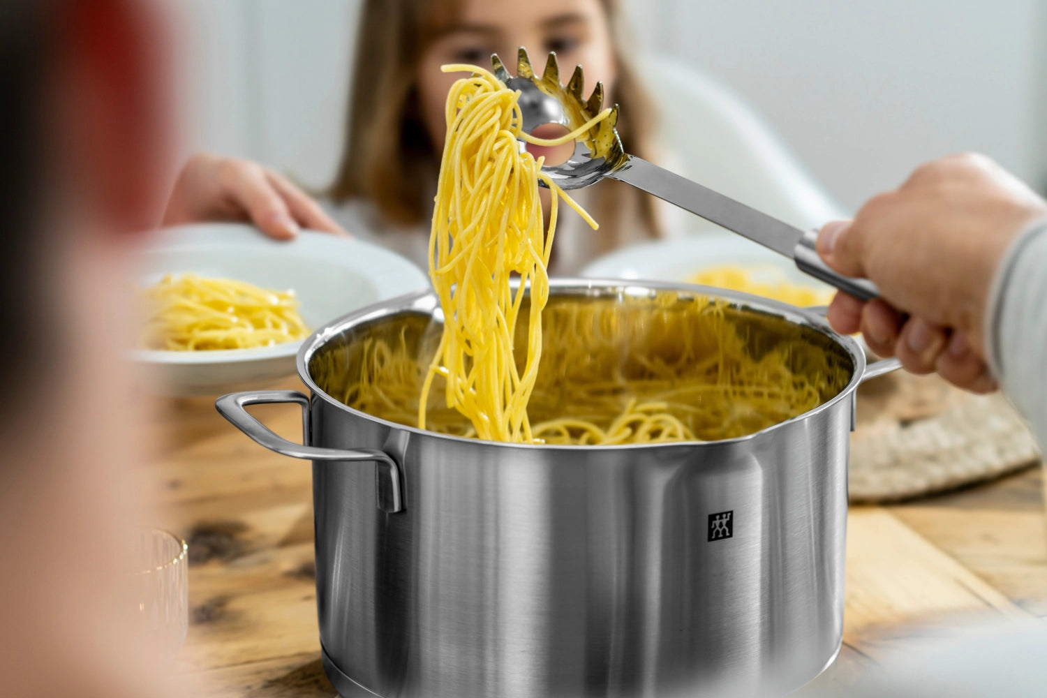 Hochwertiger Zwilling Pro Pastalöffel mit 33,2 cm, perfekt zum Anrichten von Pasta, aus robustem Edelstahl für eine stilvolle Tischpräsentation.