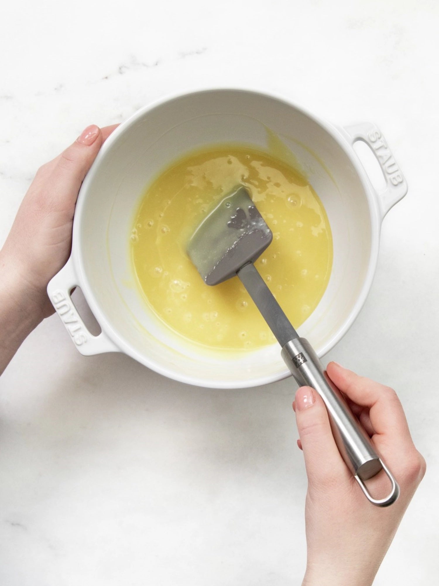 Zwilling Pro Teigschaber aus Silikon, 28.5 cm lang, ideal zum Mischen und Auskratzen von Teigen, robust und hitzebeständig für die moderne Küche.