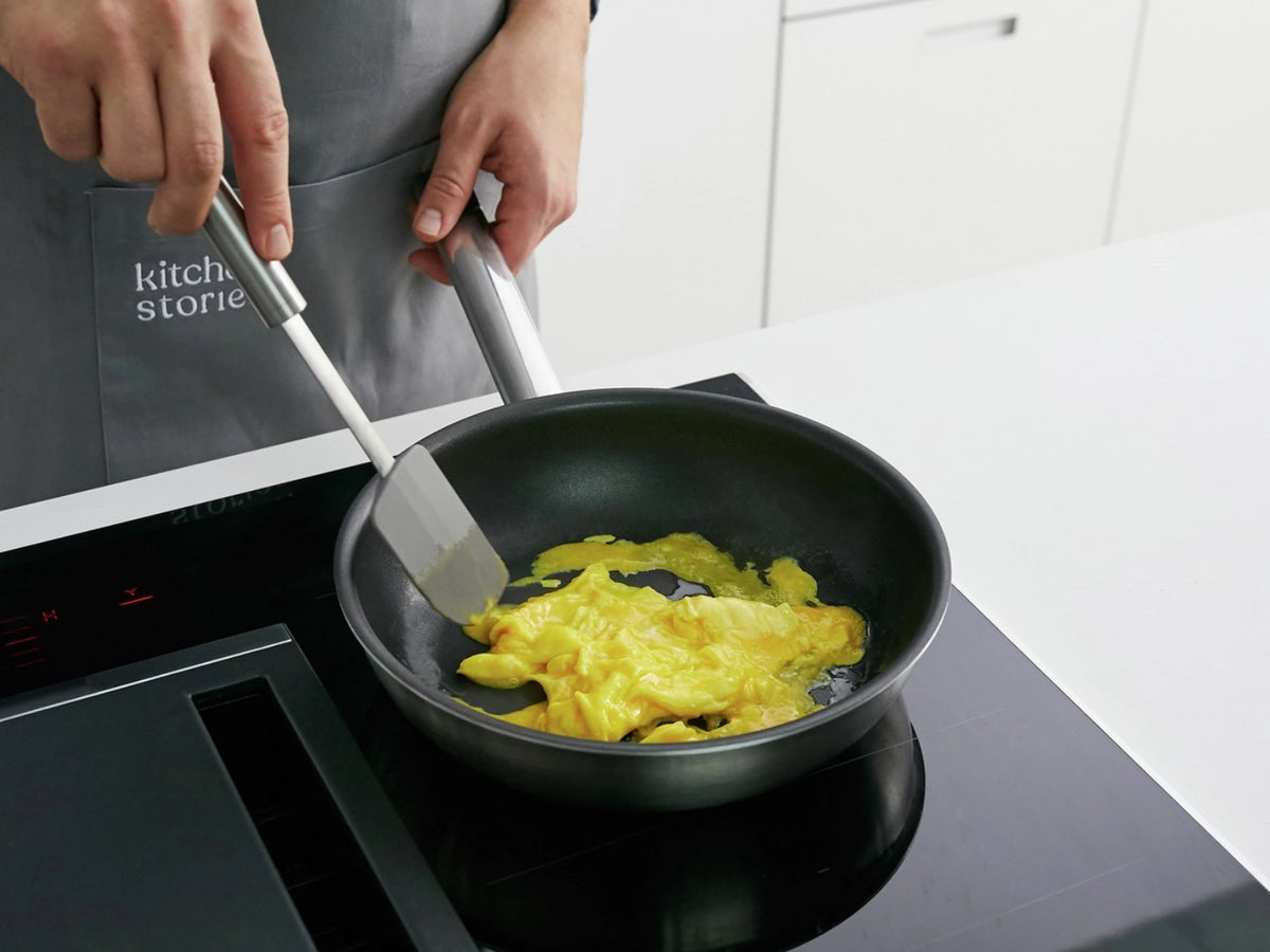 Zwilling Pro Teigschaber, Silikon, 28.5cm in Silber präsentiert im Onlineshop von KAQTU Design AG. Küchenhelfer ist von Zwilling Kitchen