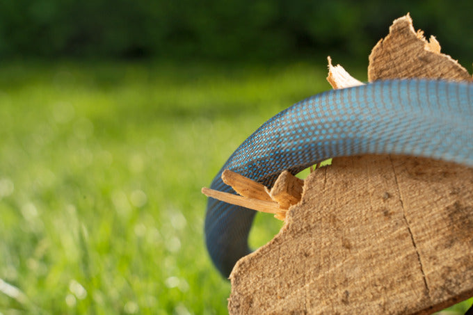 Entdecken Sie das GARDENA Liano™ Xtreme Textilschlauch Set mit 25 m Länge und 1/2" Durchmesser – leicht, robust und ideal für Ihre Gartenbewässerung.