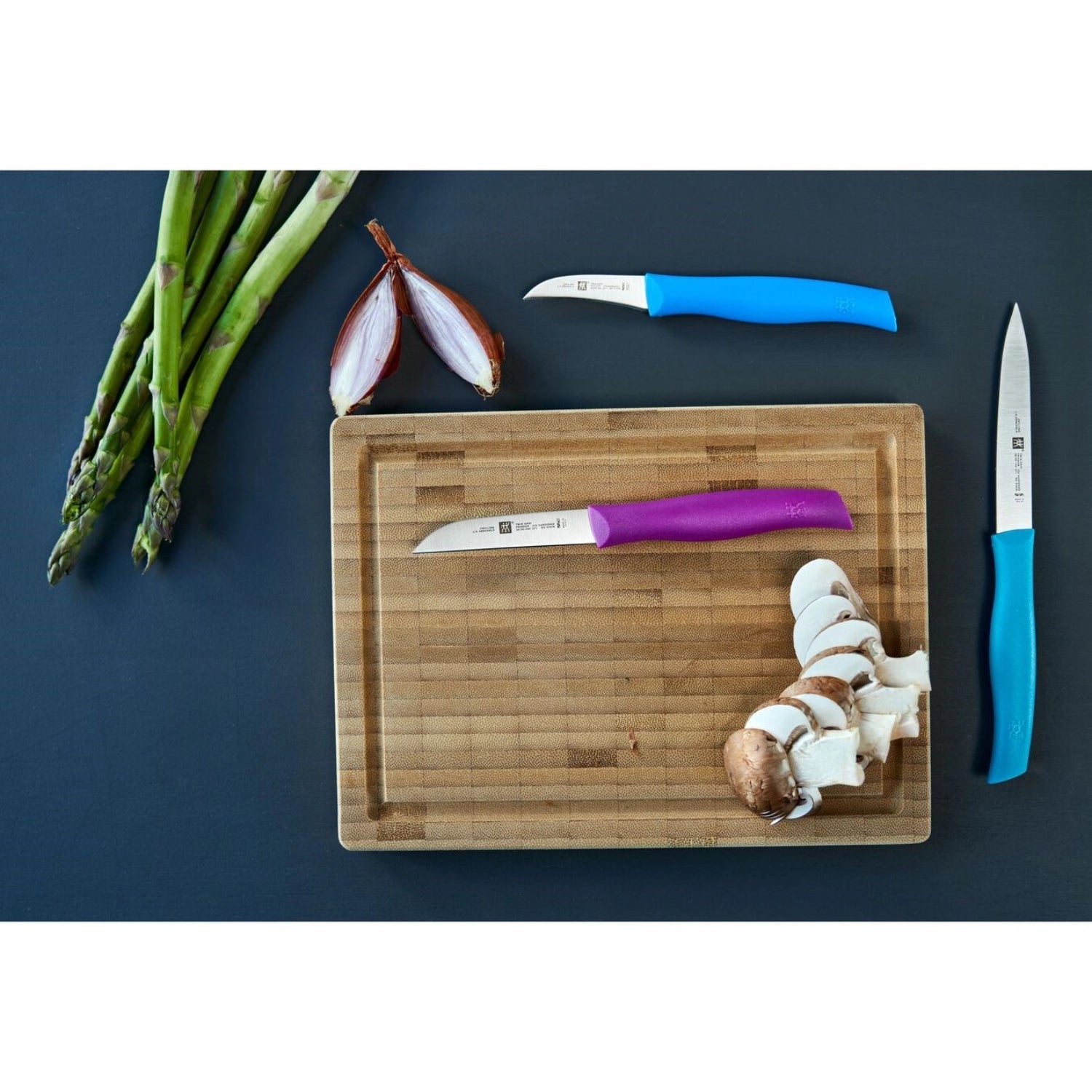 Entdecken Sie das ZWILLING TWIN Gemüsemesserset 3-tlg. – hochwertig, ergonomisch und perfekt für präzises Schneiden von Gemüse und Obst.