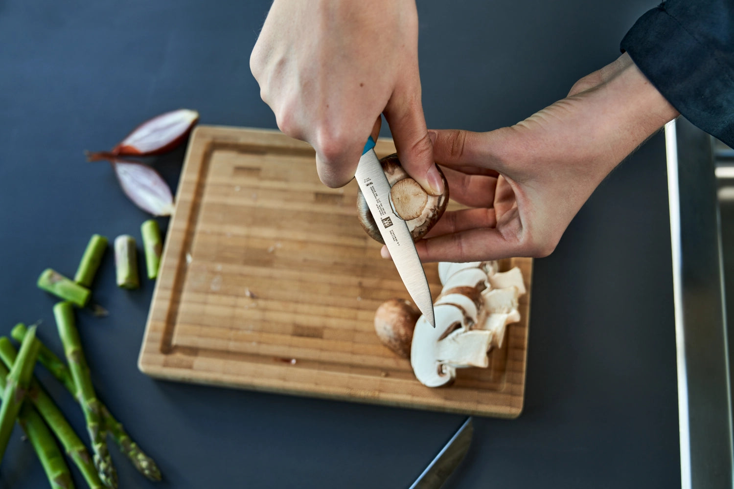 Hochwertiges 3-teiliges Gemüsemesserset von ZWILLING TWIN, perfekt für präzise Schnitte und kreative Kochideen mit frischem Gemüse.