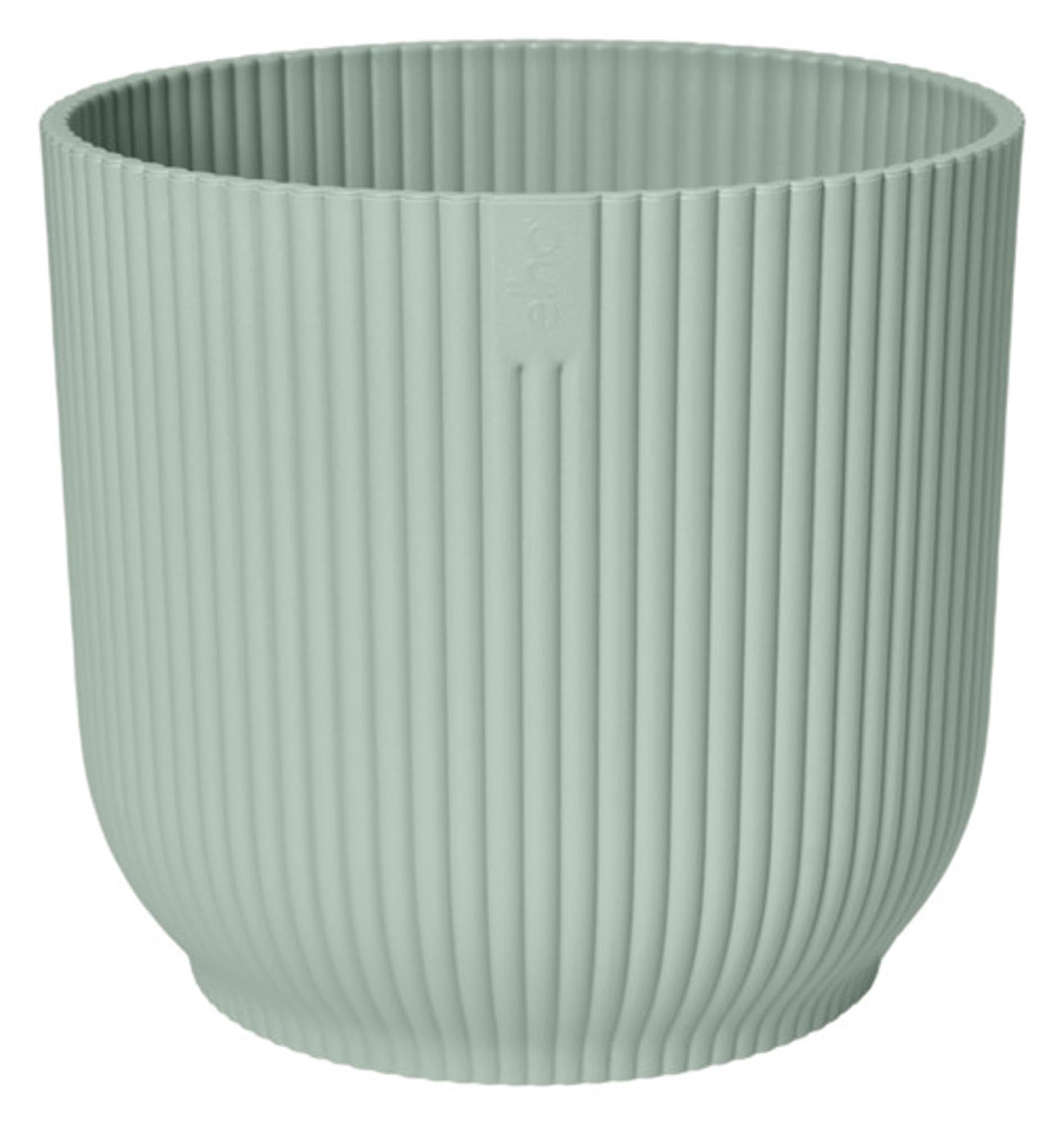 Entdecken Sie den ELHO Topf vibes fold rund ø 16.1 cm in sorbet grün – ein stilvolles, nachhaltiges Pflanzengefäß mit integriertem Wasserspeicher.