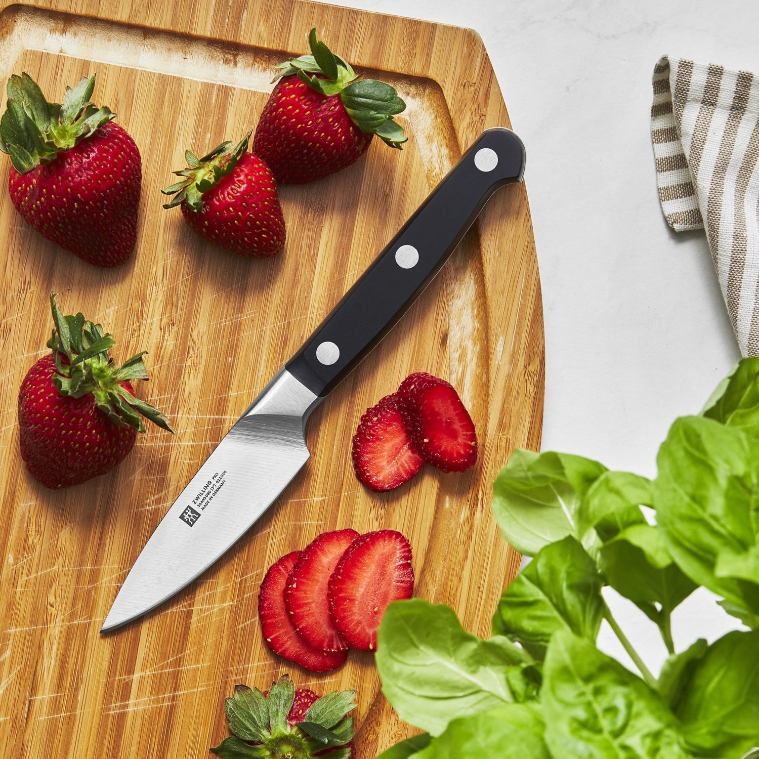 Zwilling Pro Spick- und Garniermesser 80 mm, hochwertiges Küchenmesser für präzises Schneiden und Garnieren von Obst und Gemüse.