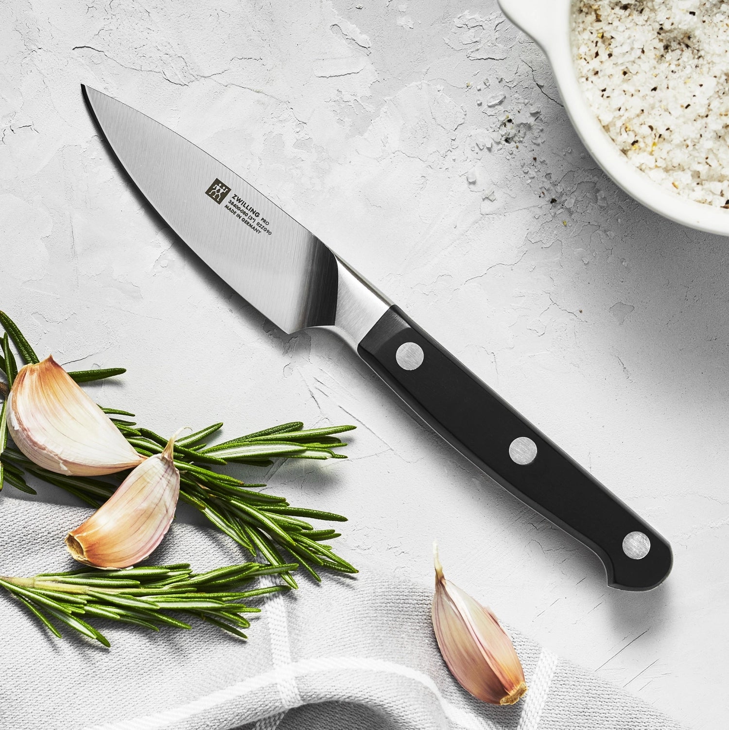Hochwertiges Zwilling Pro Spick- und Garniermesser mit 80 mm Klinge, ideal für feine Schneidarbeiten in der Küche.