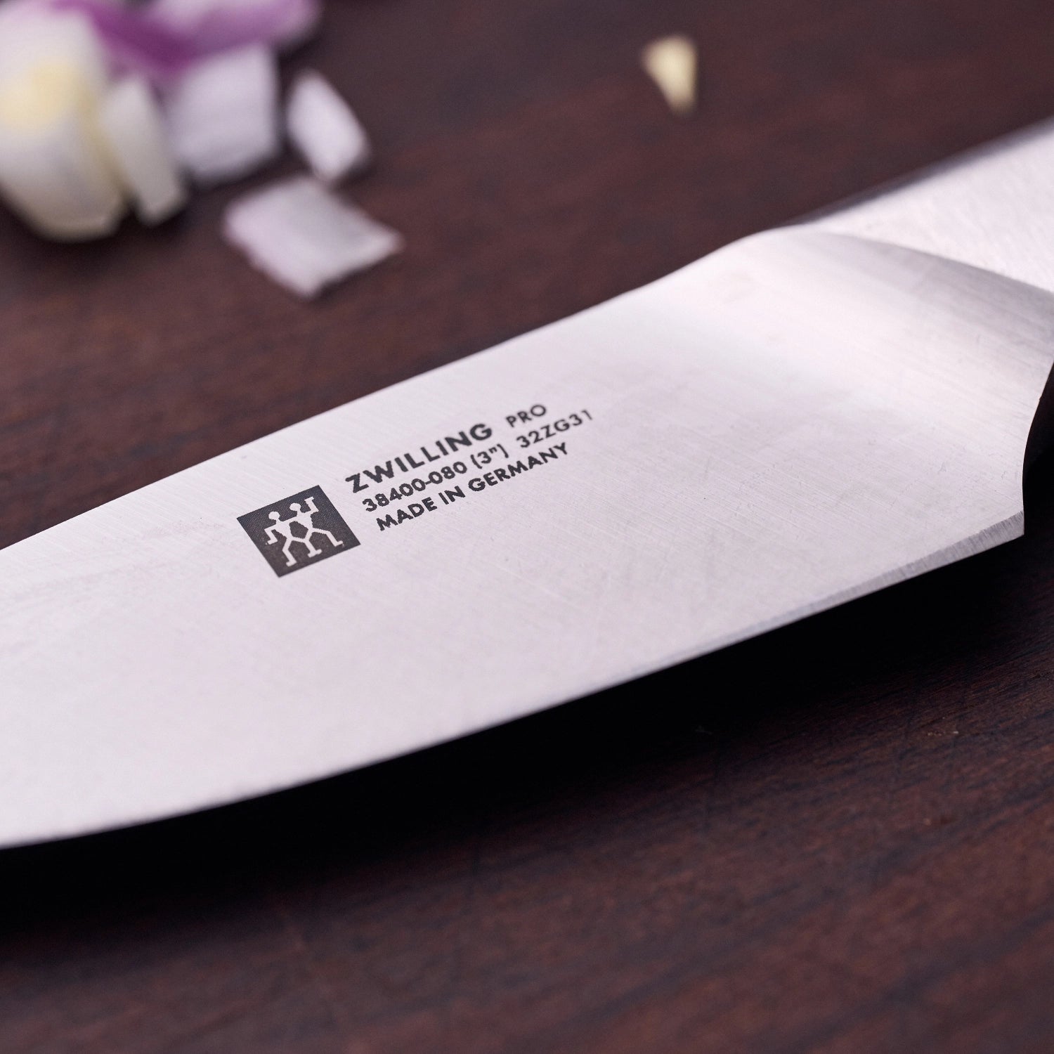 Präzises Zwilling Pro Spick- und Garniermesser mit 80 mm Klinge, perfekt für das Schneiden und Dekorieren von Obst und Gemüse.