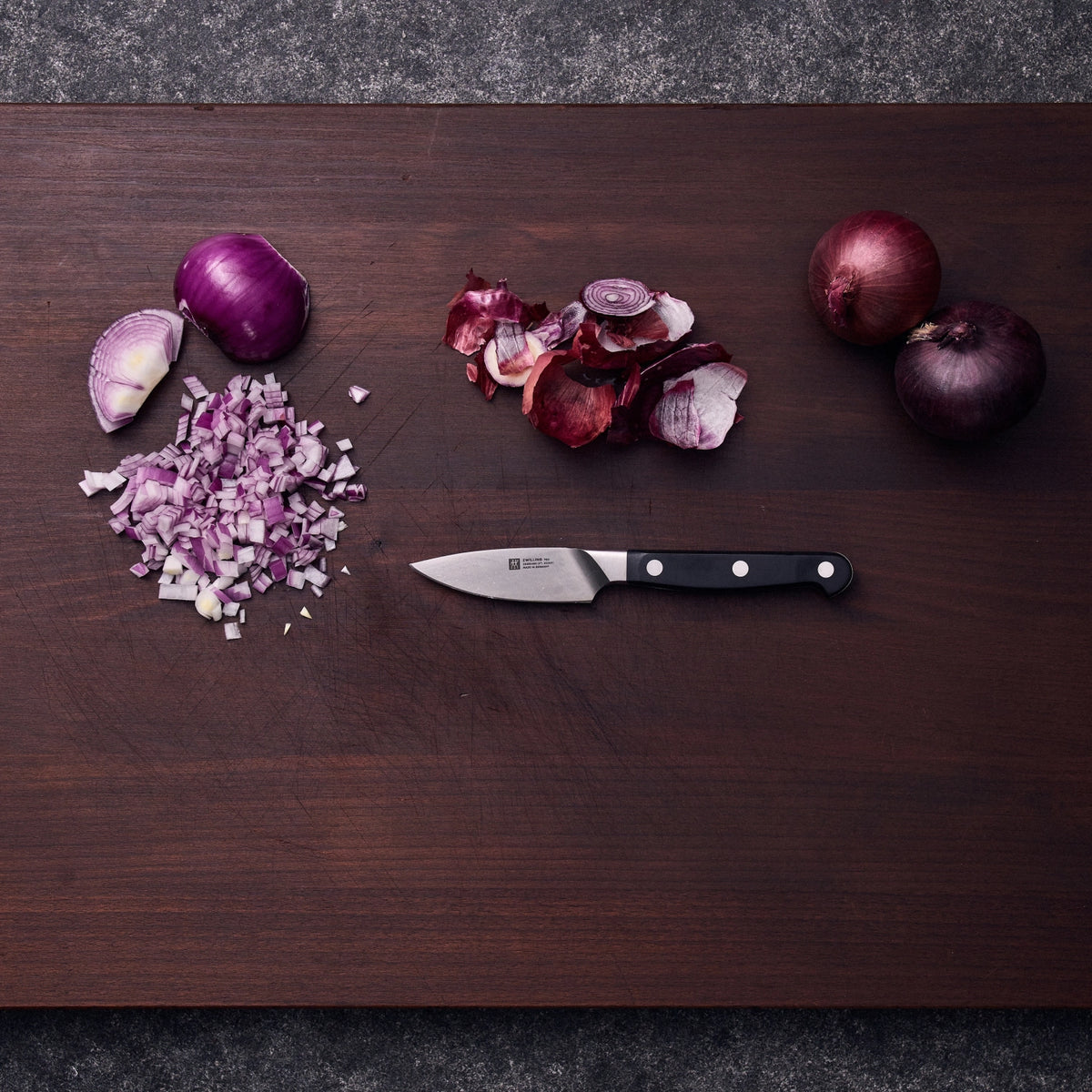 Zwilling Pro Spick- und Garniermesser 80 mm in Schwarz präsentiert im Onlineshop von KAQTU Design AG. Küchenmesser ist von Zwilling Kitchen