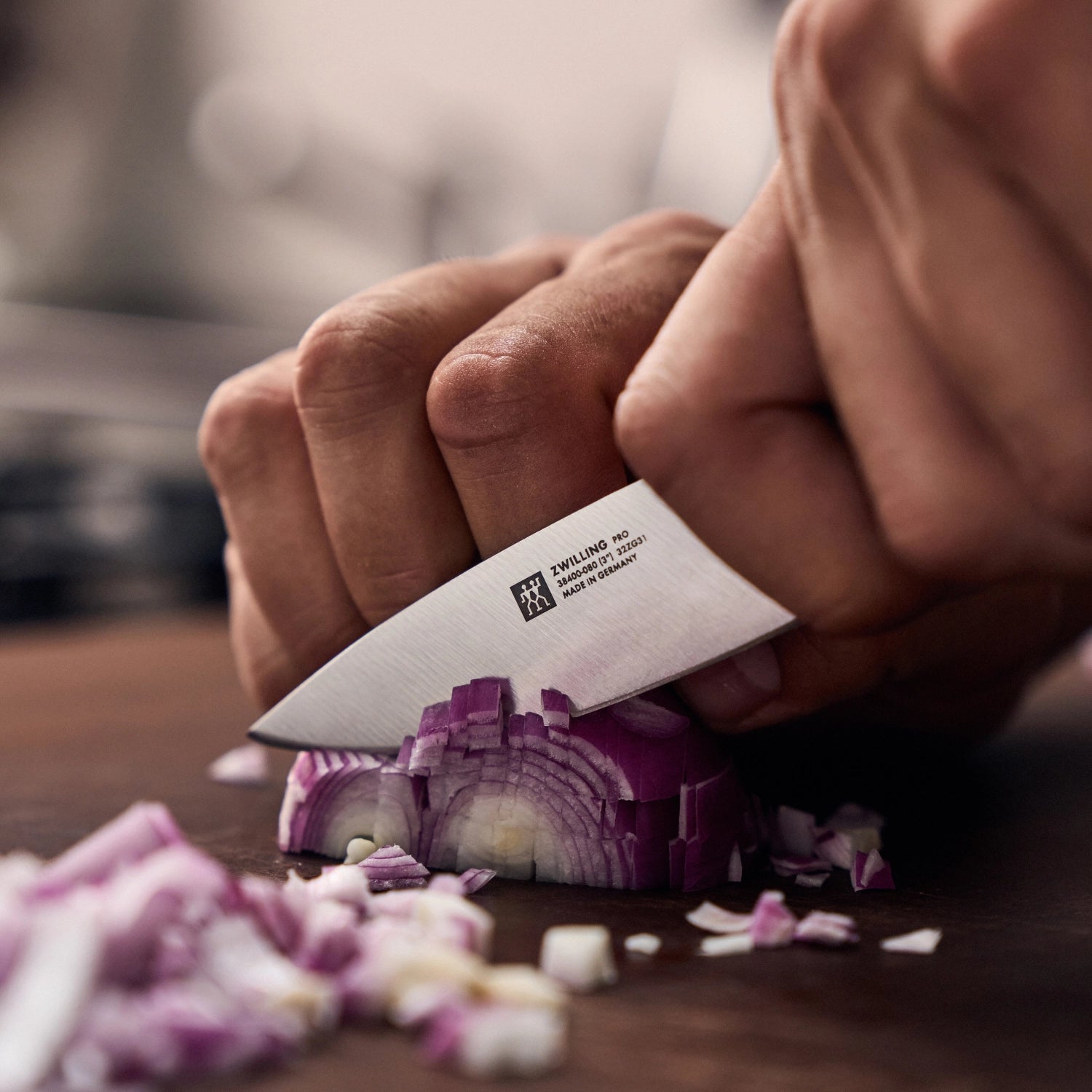 Präzises Zwilling Pro Spick- und Garniermesser mit 80 mm Klinge, perfekt für das Schneiden und Dekorieren von Obst und Gemüse.