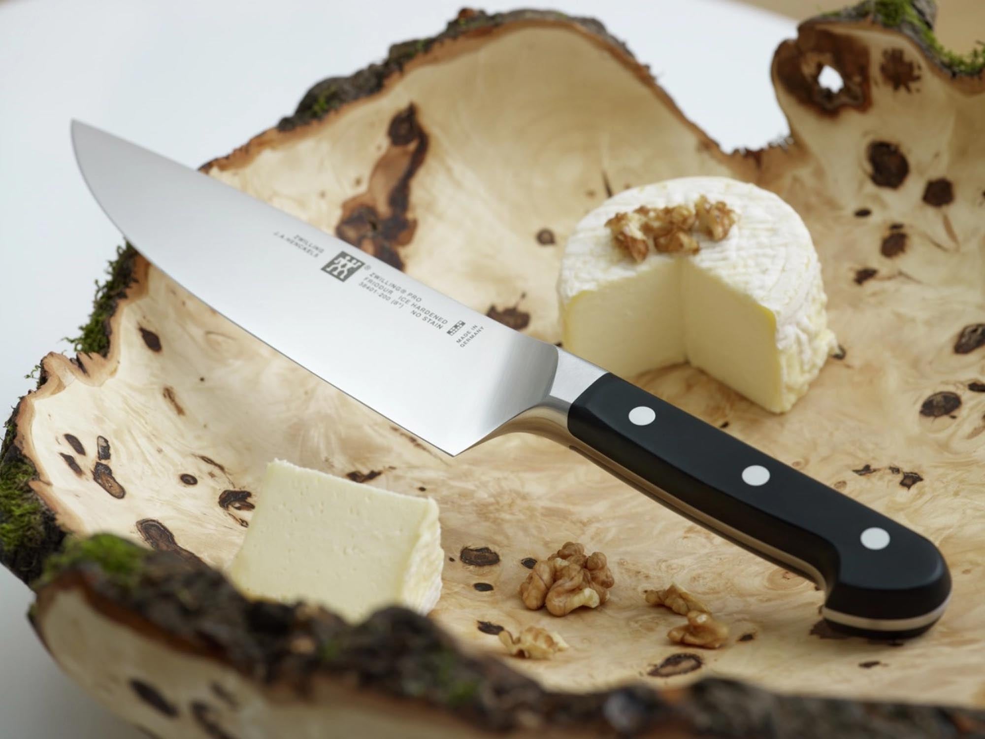 Das Zwilling Pro Kochmesser 200 mm bietet exzellente Schärfe und Langlebigkeit, ideal für präzises Arbeiten in der Küche.