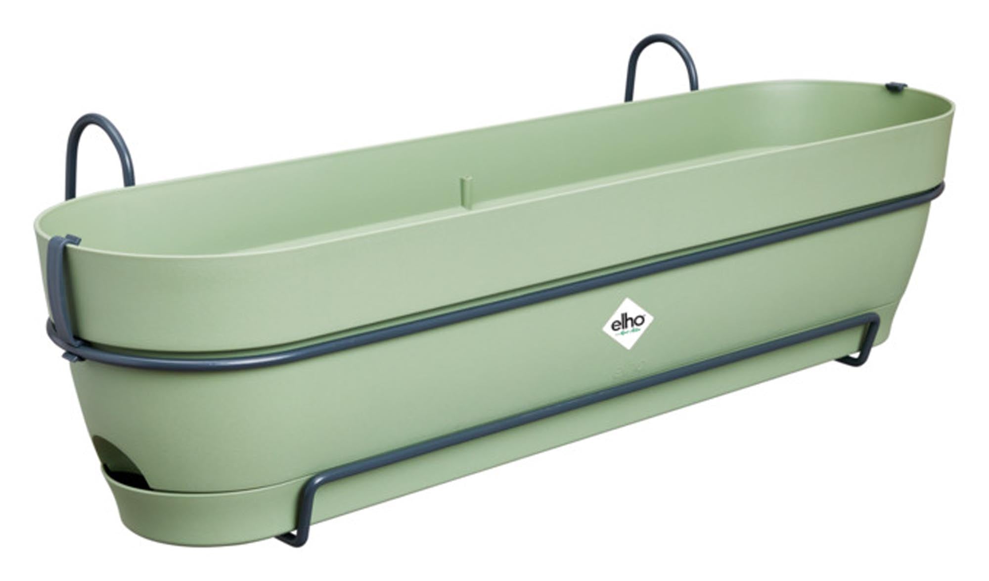 Entdecken Sie den eleganten ELHO Balkonkasten Vibia Campana 70.4 cm in Pistaziengrün. Ideal für Pflanzenliebhaber, wetterbeständig und mit integriertem Wasserspeicher.