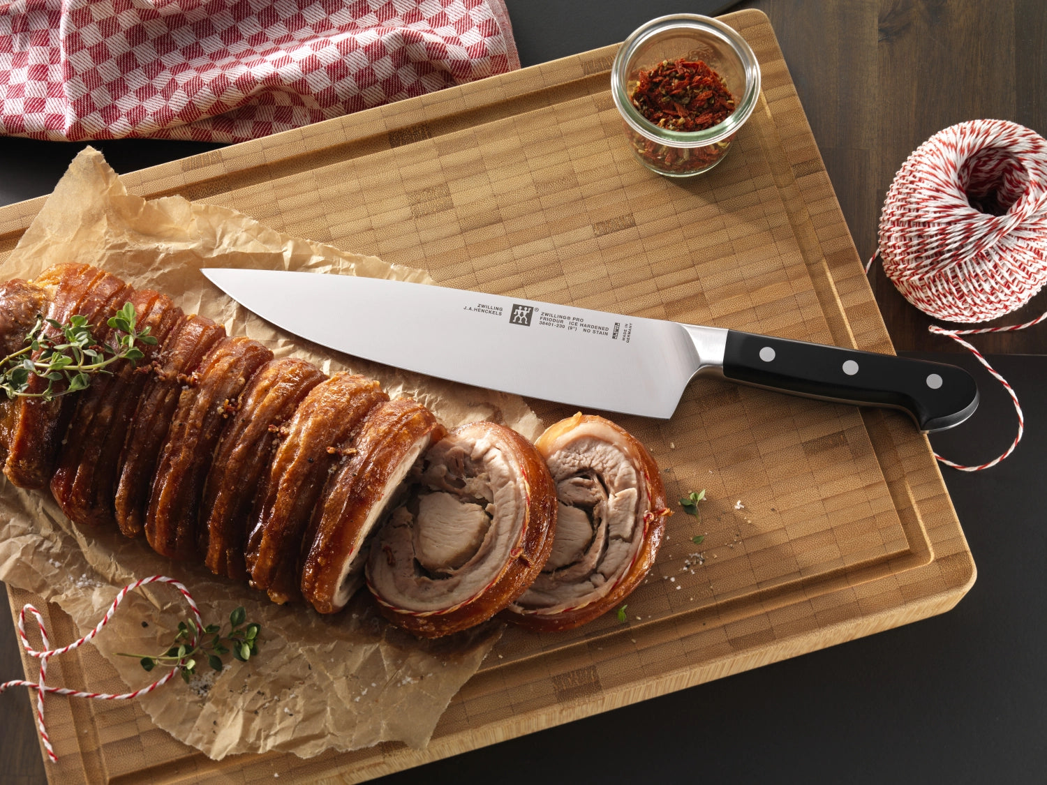 Professionelles Zwilling Pro Kochmesser mit 260 mm Klinge, perfekt für präzise Schneidetechniken und vielseitige Küchenanwendungen.