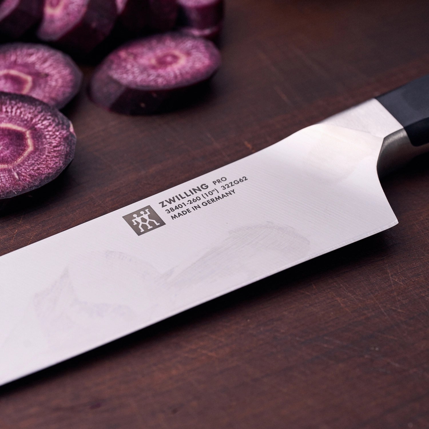 Hochwertiges Zwilling Pro Kochmesser mit 260 mm Klinge, ideal für präzises Schneiden und vielseitige Einsatzmöglichkeiten in der Küche.