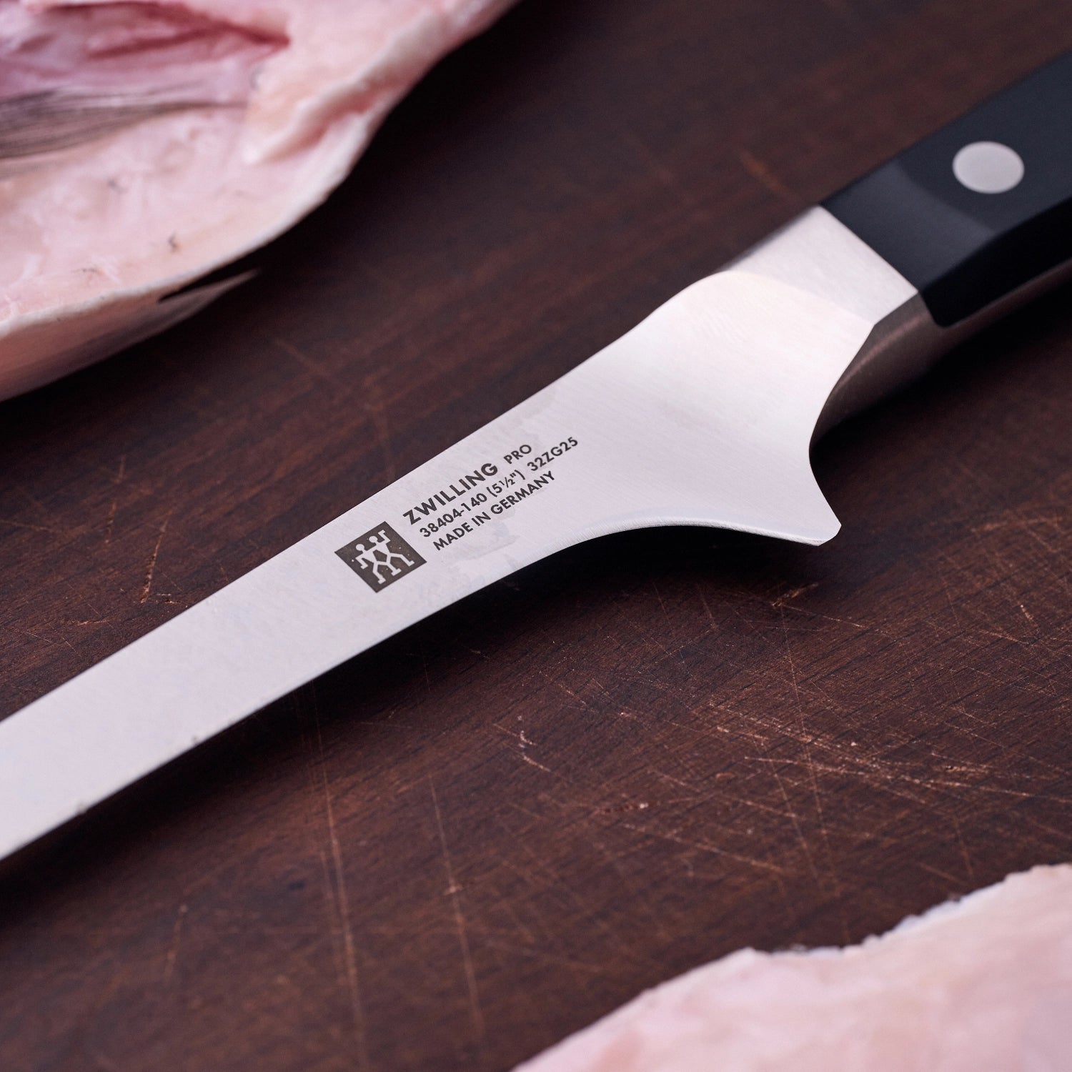 Zwilling Pro Ausbeinmesser 140 mm – präzises und handliches Küchenmesser, perfekt zum mühelosen Auslösen von Fleisch und Fisch.
