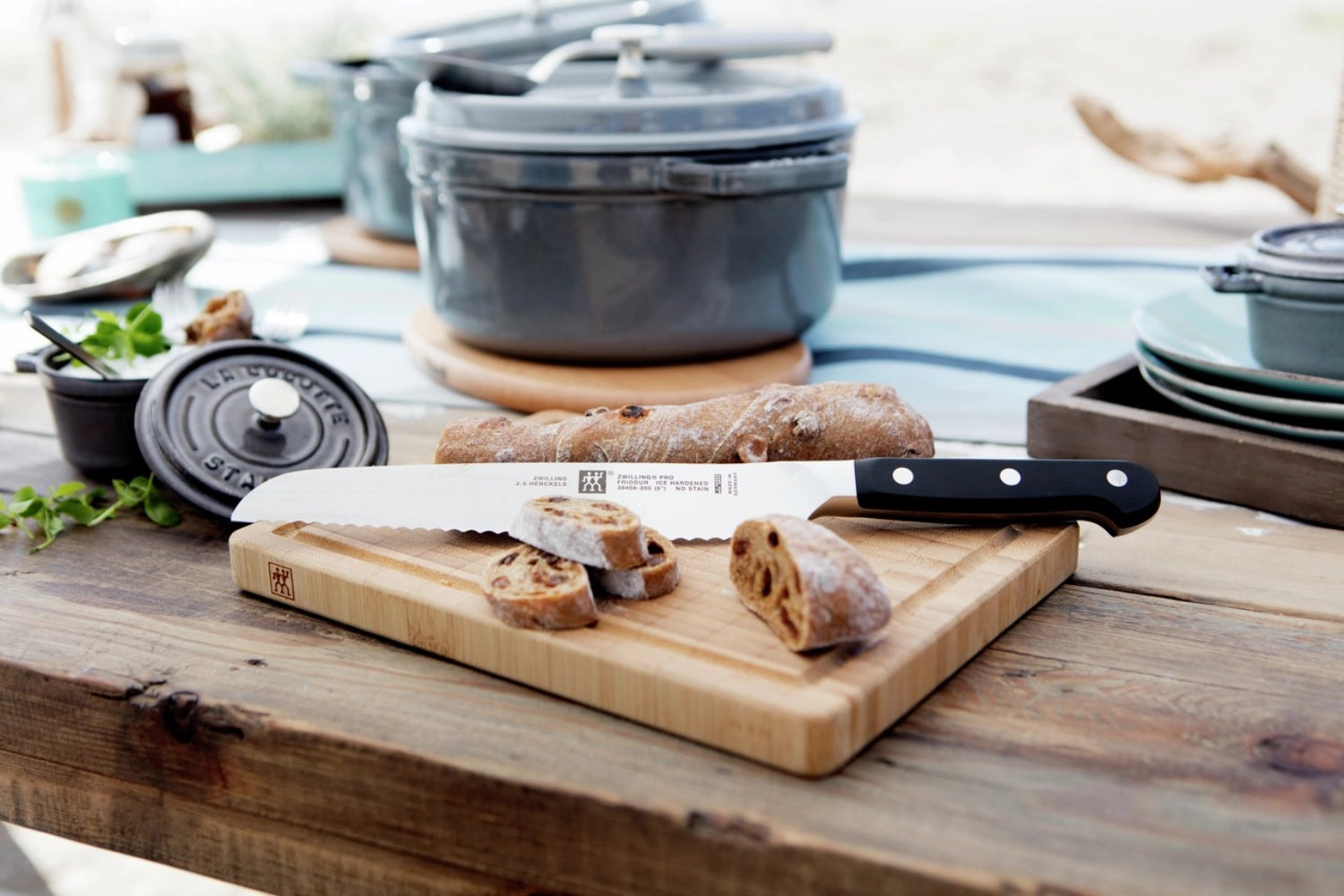 Erleben Sie das Zwilling Pro Brotmesser 200 mm – Ihr perfekter Partner für müheloses Schneiden von Brot. Scharfe, gezahnte Klinge und ergonomischer Griff.